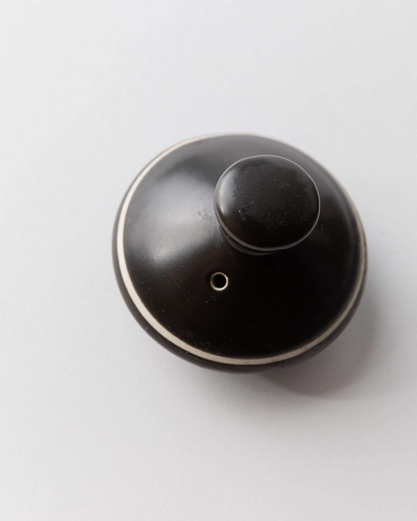 Vintage Teekanne Keramik mit Metallgriff schwarz weißes Liniendekor