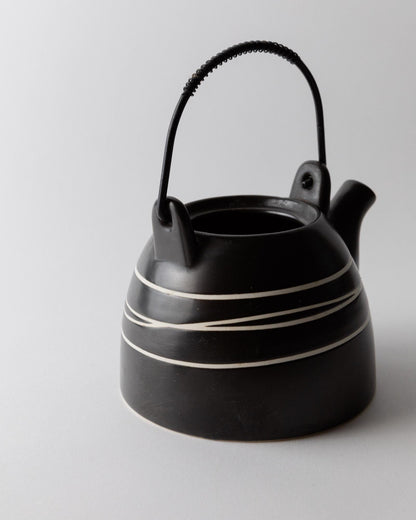 Vintage Teekanne Keramik mit Metallgriff schwarz weißes Liniendekor