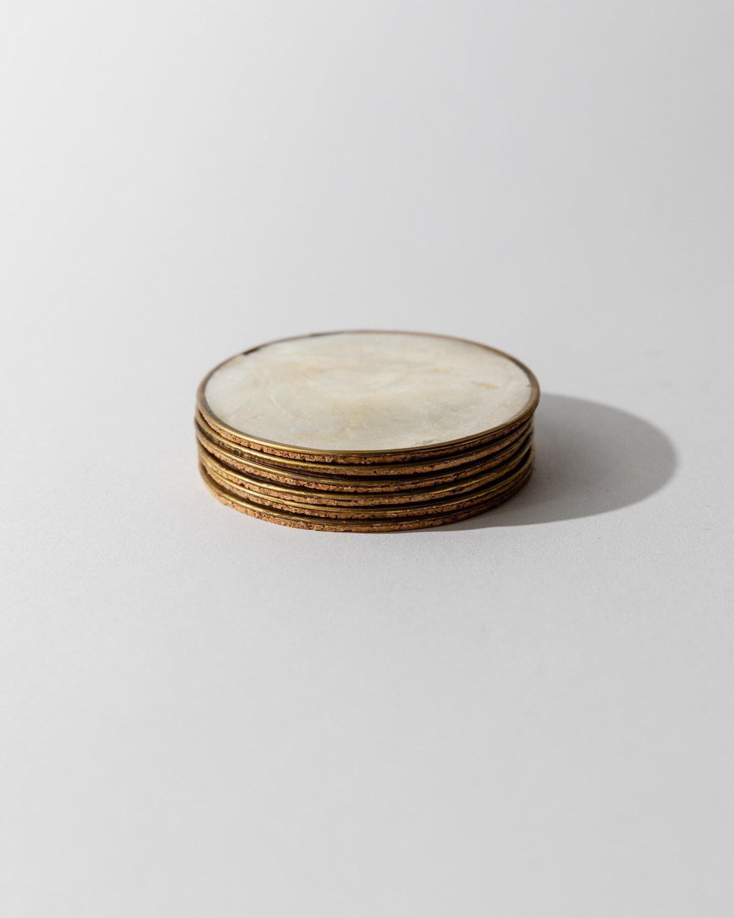 Vintage Untersetzer Set von 6 Perlmutt mit Messingrand und Korkboden VintagePerlmutt