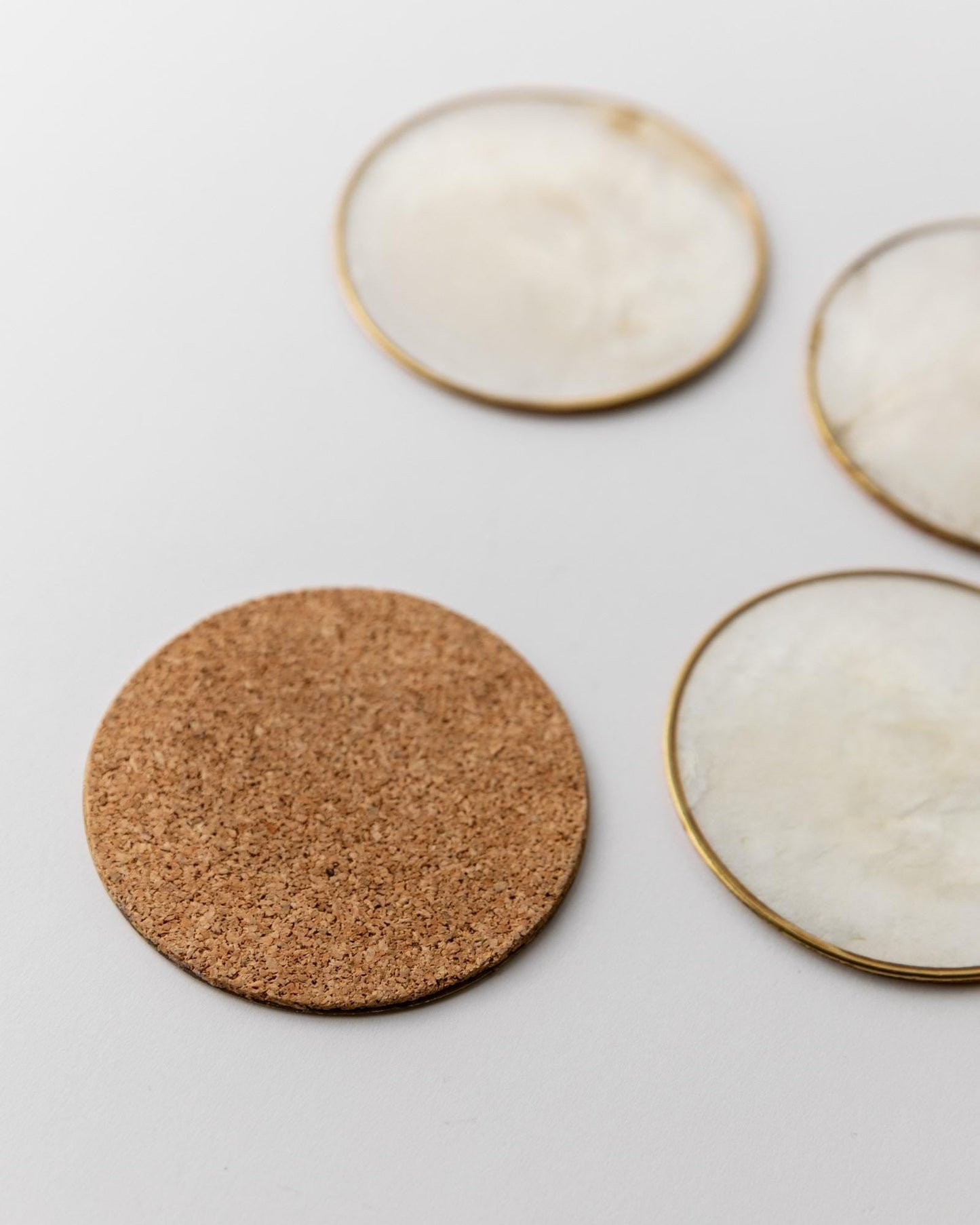 Vintage Untersetzer Set von 6 Perlmutt mit Messingrand und Korkboden VintagePerlmutt