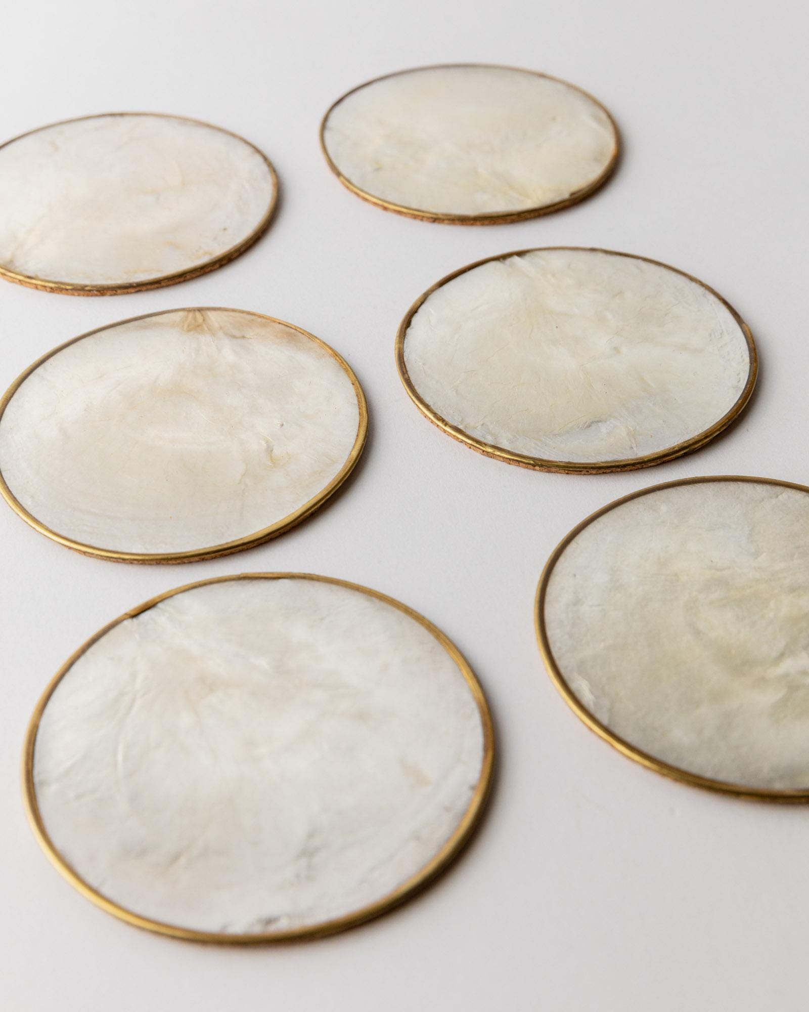 Vintage Untersetzer Set von 6 Perlmutt mit Messingrand und Korkboden VintagePerlmutt