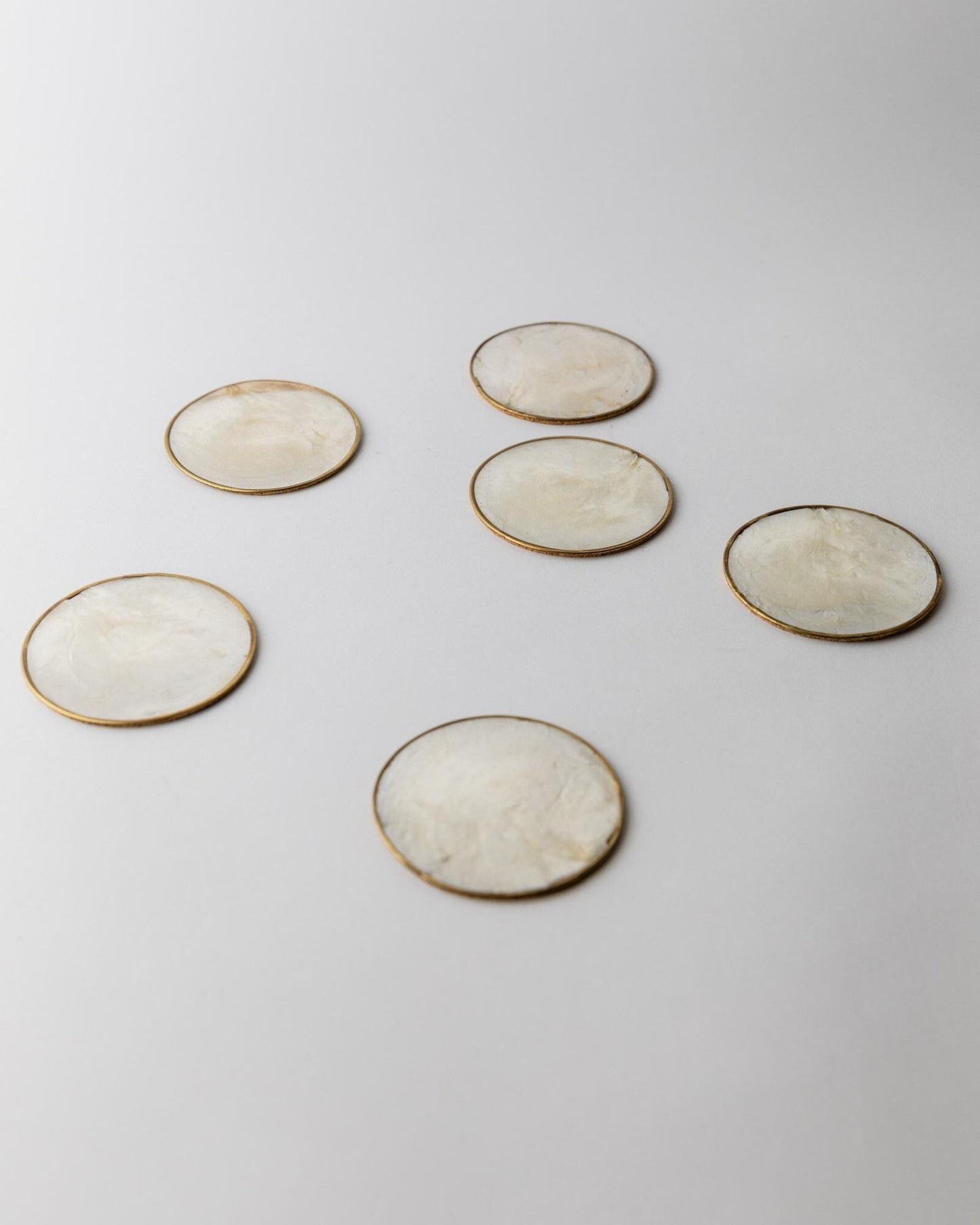 Vintage Untersetzer Set von 6 Perlmutt mit Messingrand und Korkboden VintagePerlmutt