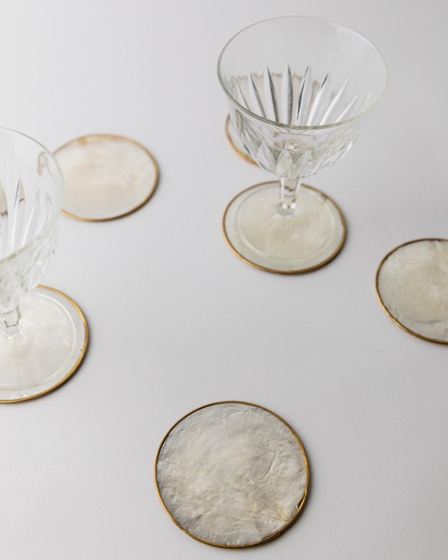 Vintage Untersetzer Set von 6 Perlmutt mit Messingrand und Korkboden VintagePerlmutt
