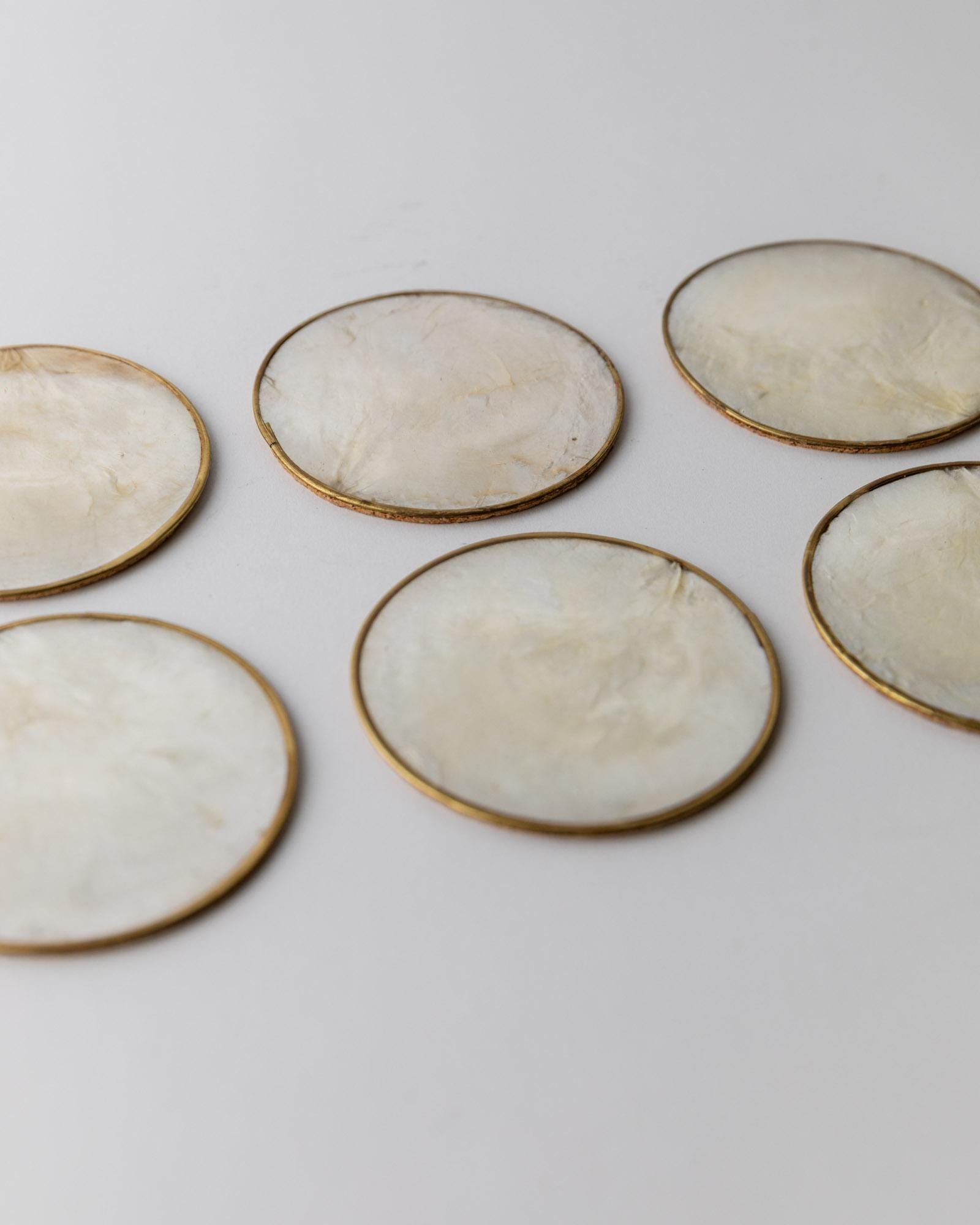 Vintage Untersetzer Set von 6 Perlmutt mit Messingrand und Korkboden VintagePerlmutt