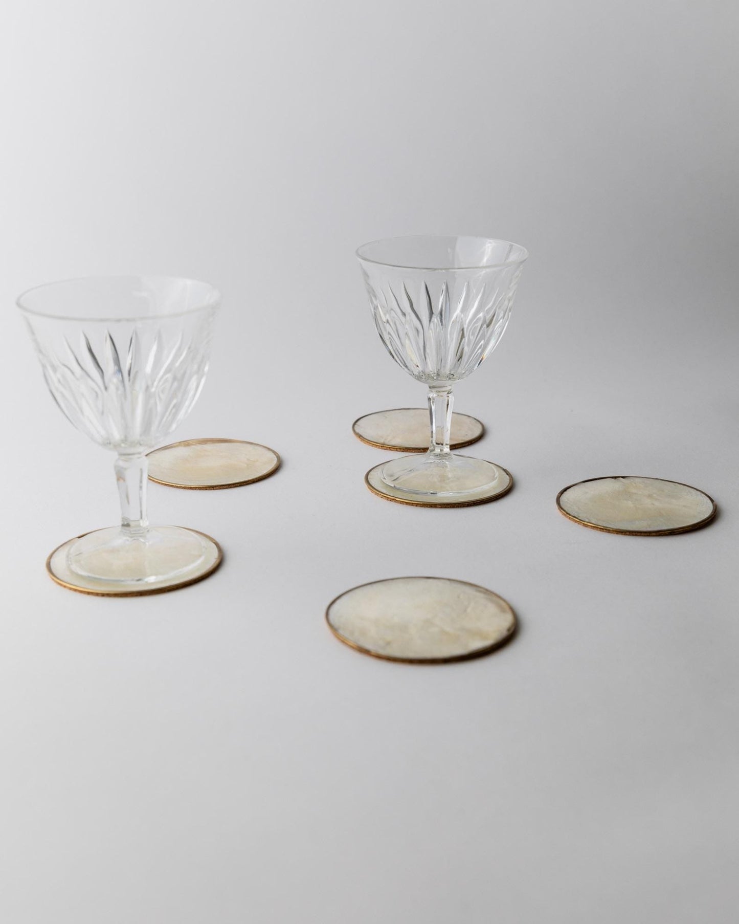 Vintage Untersetzer Set von 6 Perlmutt mit Messingrand und Korkboden VintagePerlmutt