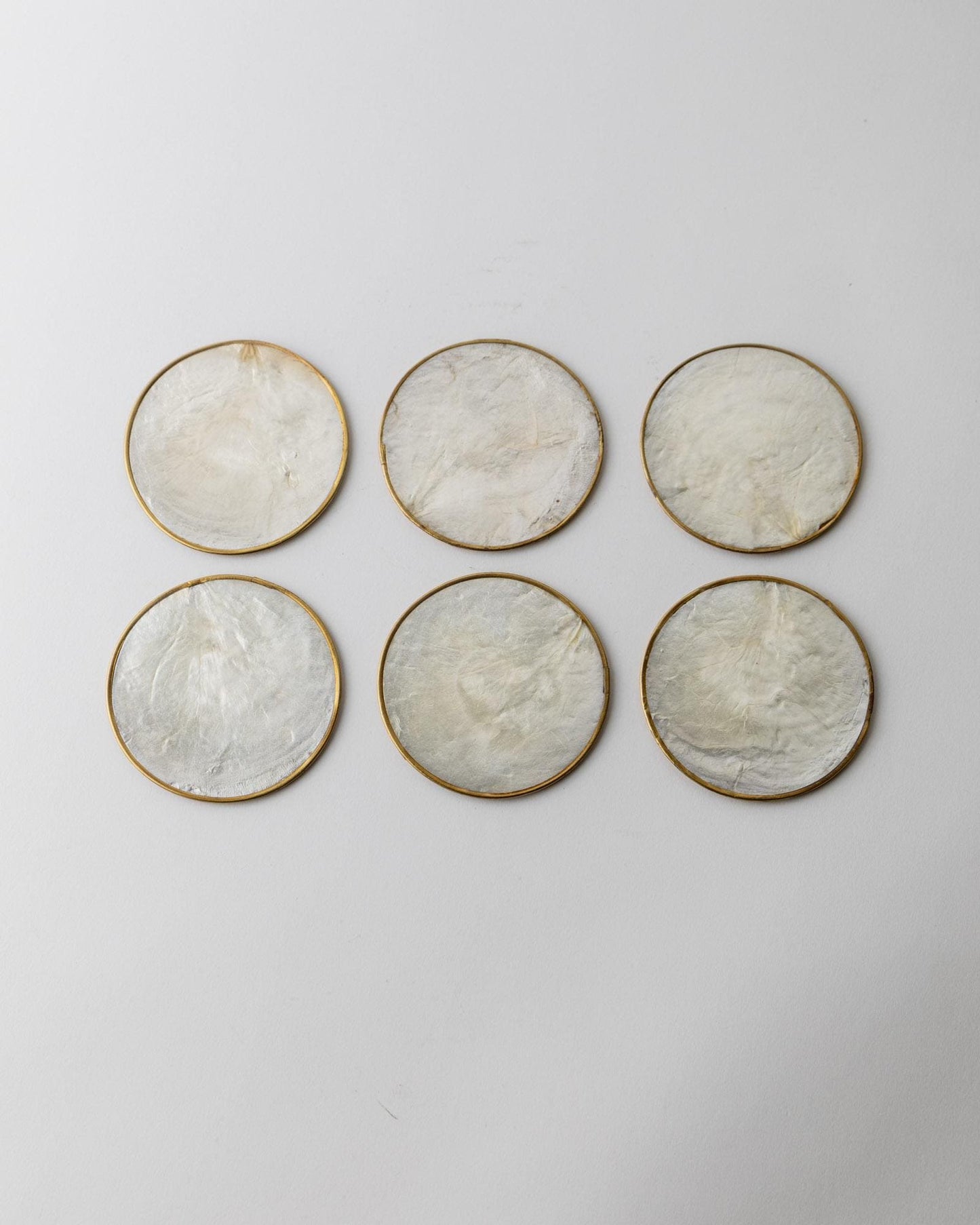 Vintage Untersetzer Set von 6 Perlmutt mit Messingrand und Korkboden VintagePerlmutt