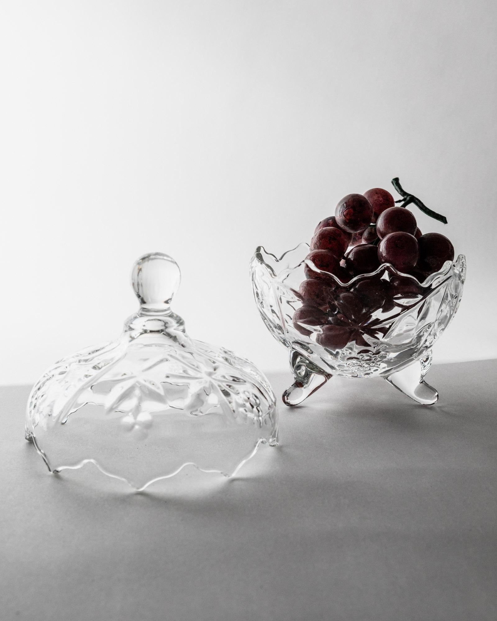 Vintage Bonbonniere aus Glas mit Deckel und Kugelknauf auf drei Füßen