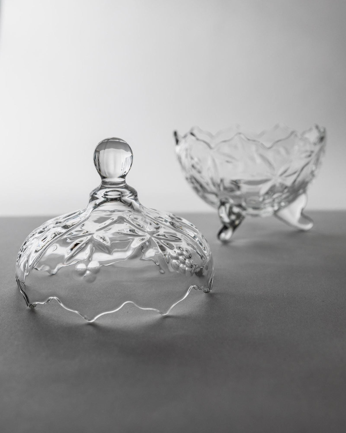 Vintage Bonbonniere aus Glas mit Deckel und Kugelknauf auf drei Füßen