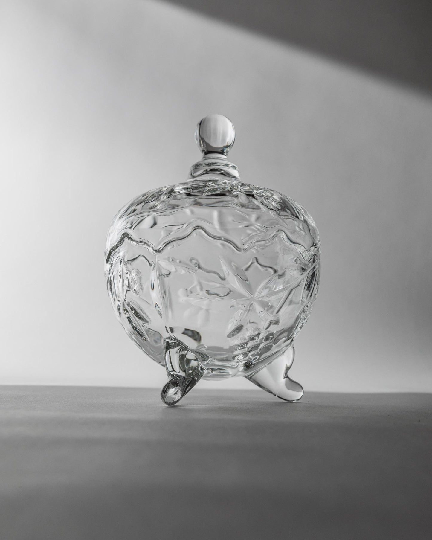 Vintage Bonbonniere aus Glas mit Deckel und Kugelknauf auf drei Füßen