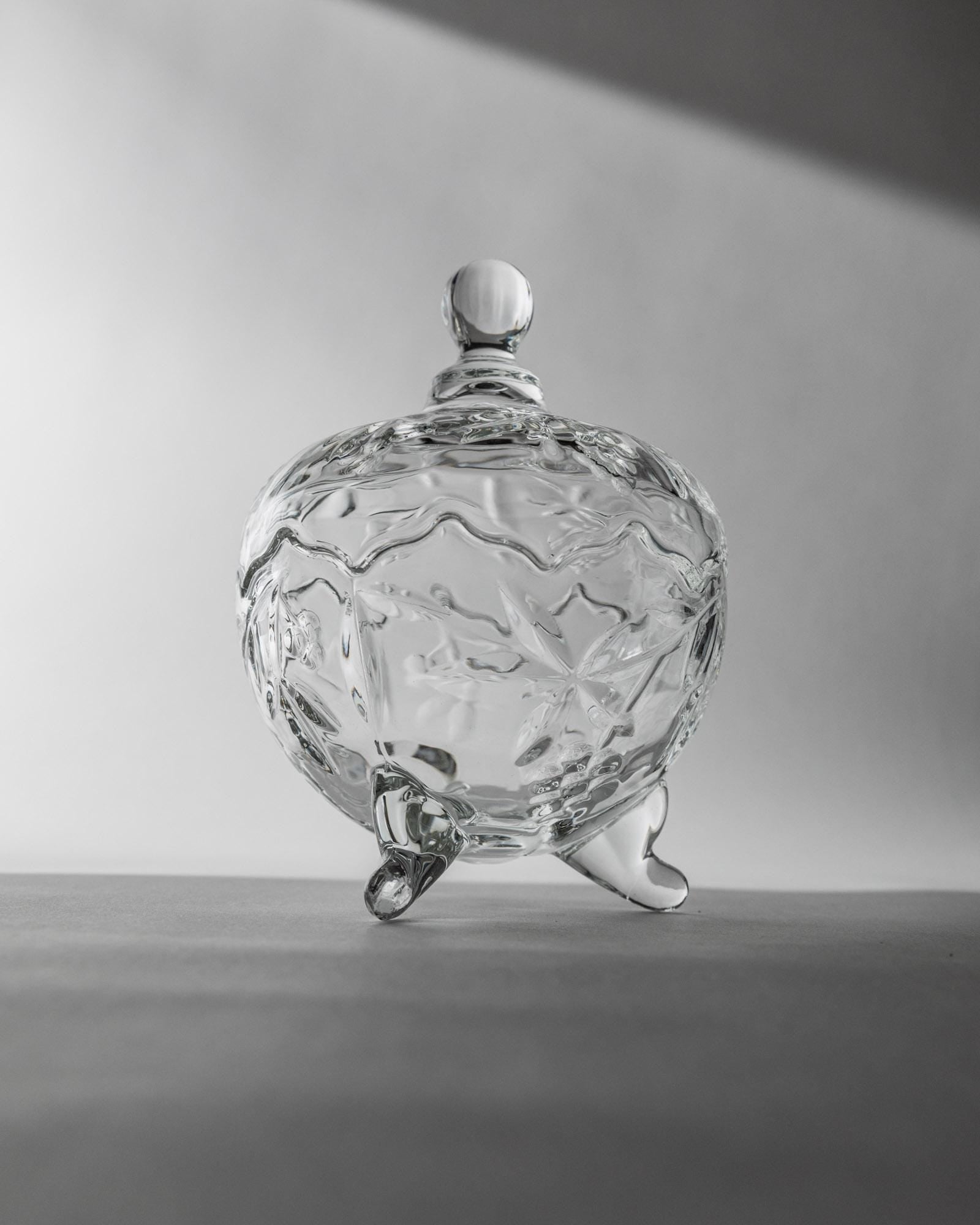 Vintage Bonbonniere aus Glas mit Deckel und Kugelknauf auf drei Füßen
