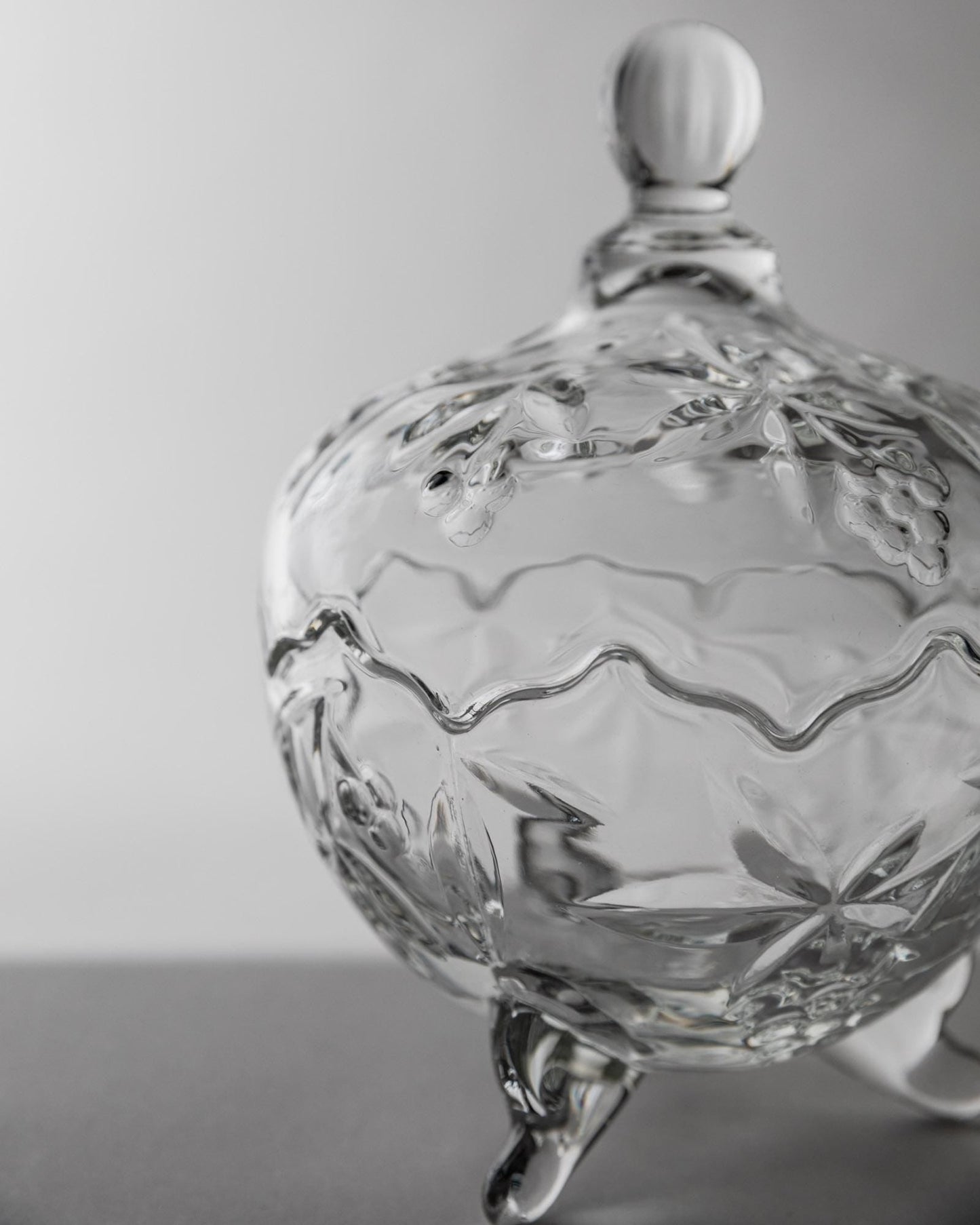Vintage Bonbonniere aus Glas mit Deckel und Kugelknauf auf drei Füßen
