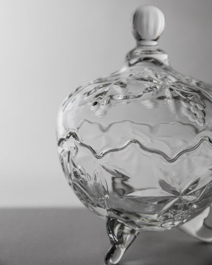 Vintage Bonbonniere aus Glas mit Deckel und Kugelknauf auf drei Füßen