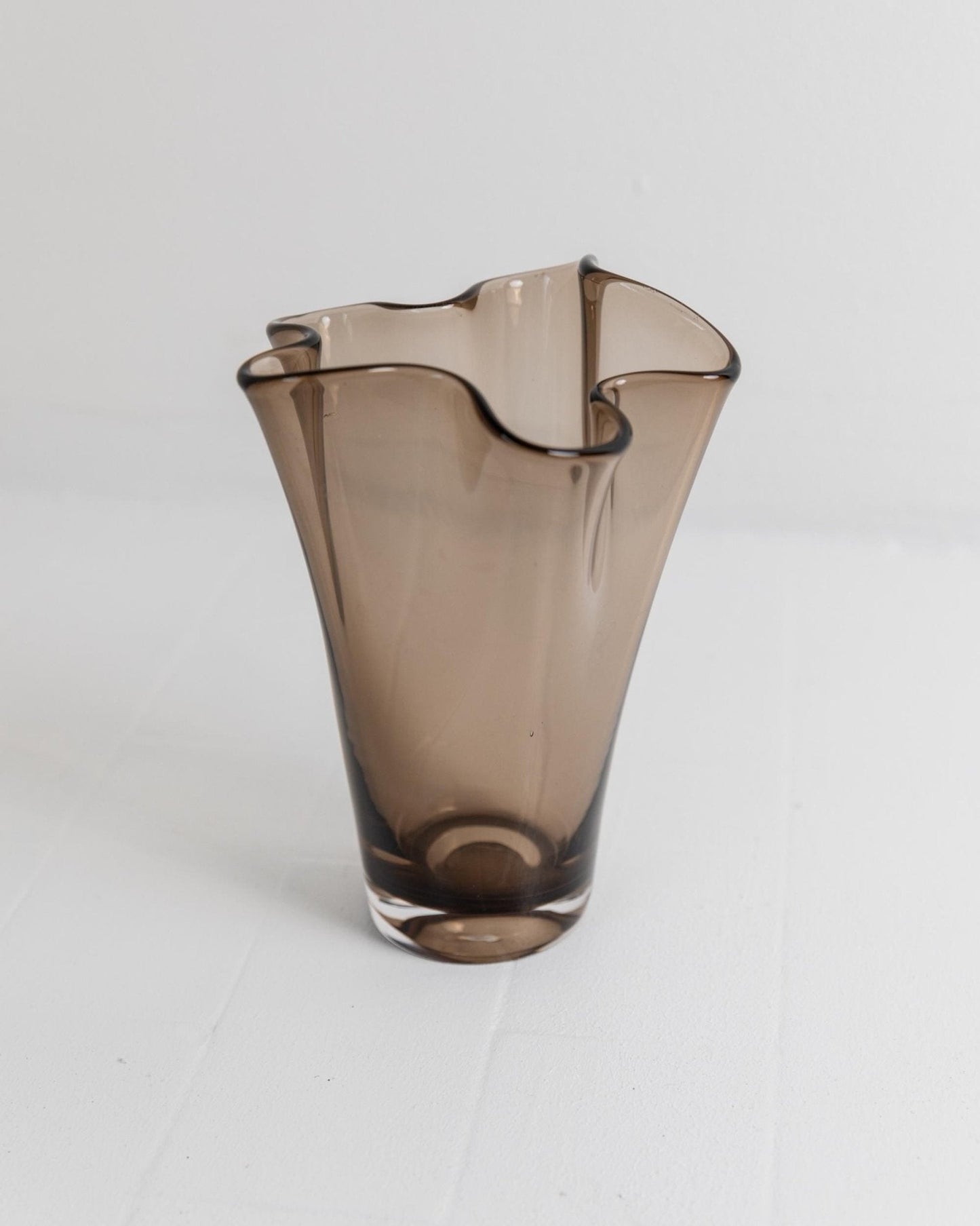 Vintage Murano Glas Vase von LUX Murano, rauchbraune organische Wellenform