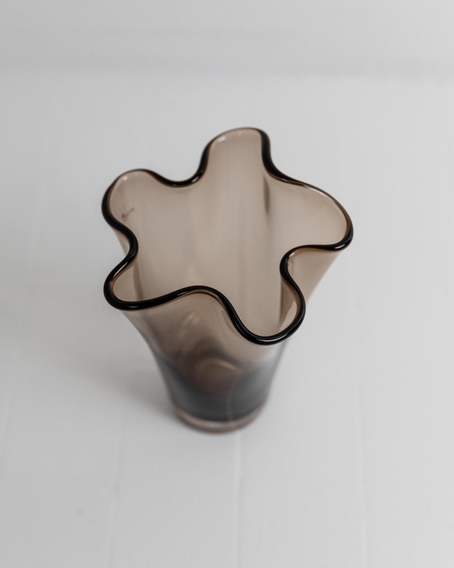 Vintage Murano Glas Vase von LUX Murano, rauchbraune organische Wellenform