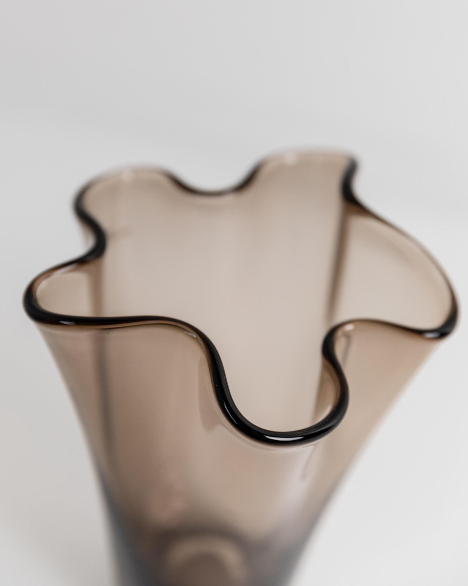 Vintage Murano Glas Vase von LUX Murano, rauchbraune organische Wellenform