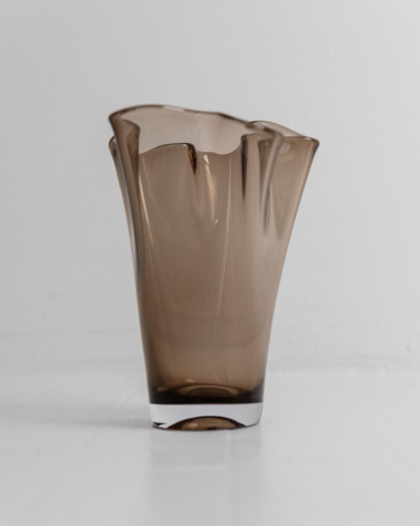 Vintage Murano Glas Vase von LUX Murano, rauchbraune organische Wellenform
