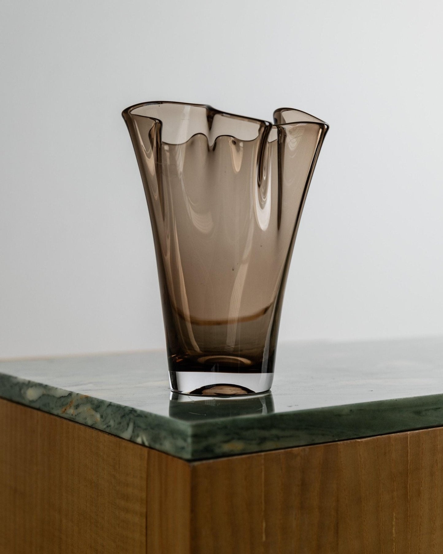 Vintage Murano Glas Vase von LUX Murano, rauchbraune organische Wellenform
