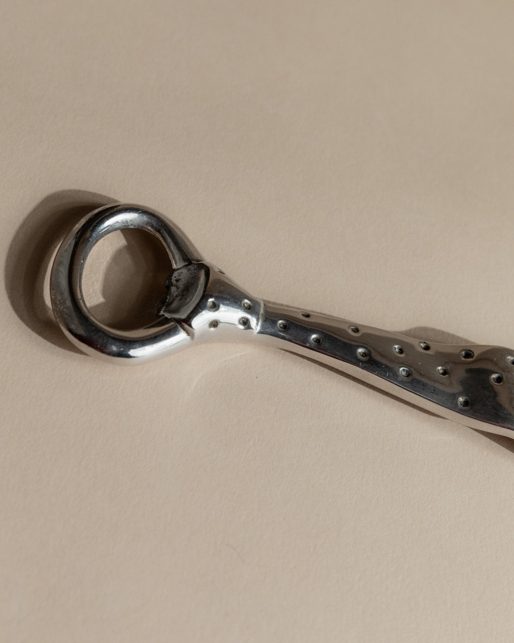 Vintage Flaschenöffner Krawattenform mit Punkten