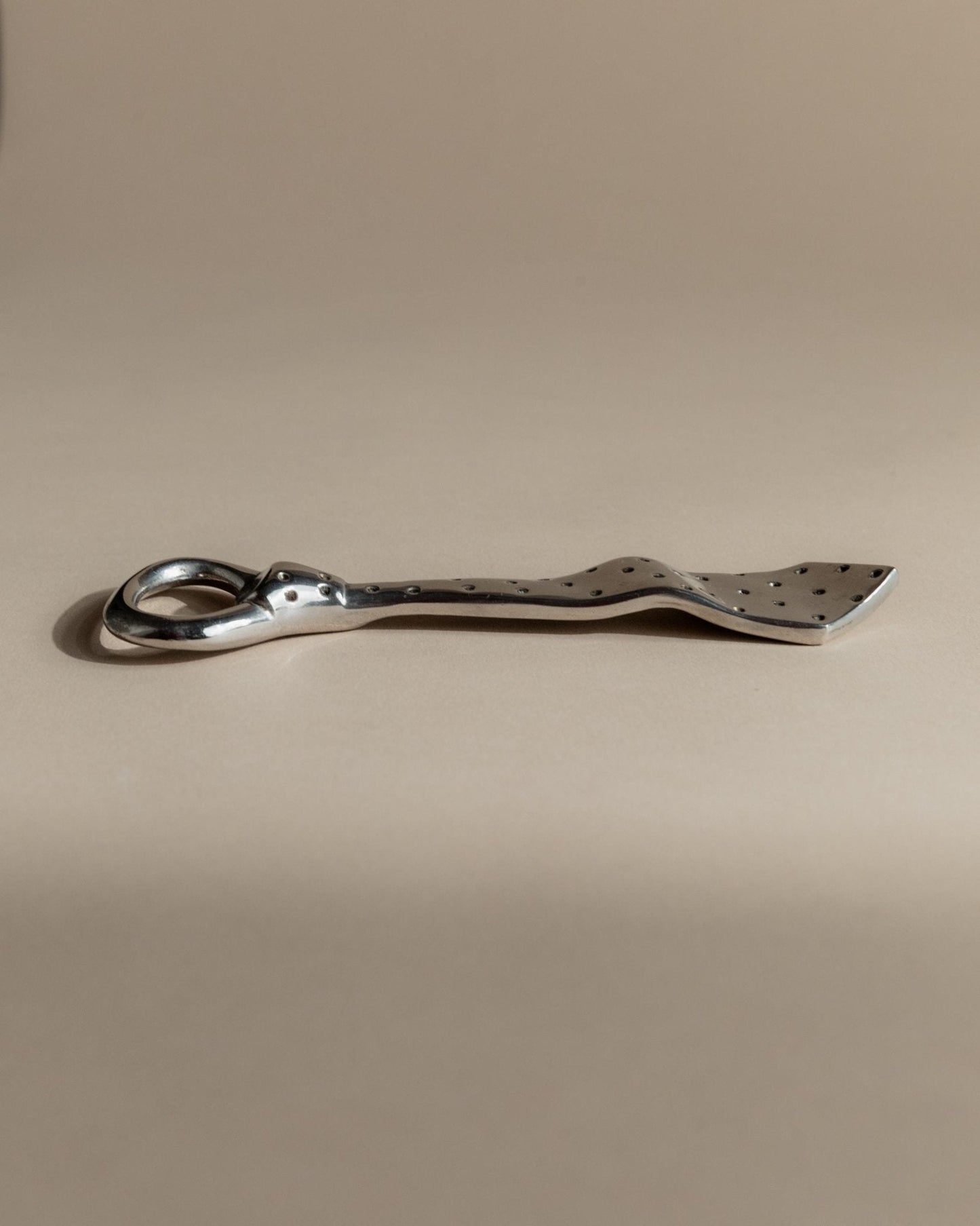 Vintage Flaschenöffner Krawattenform mit Punkten