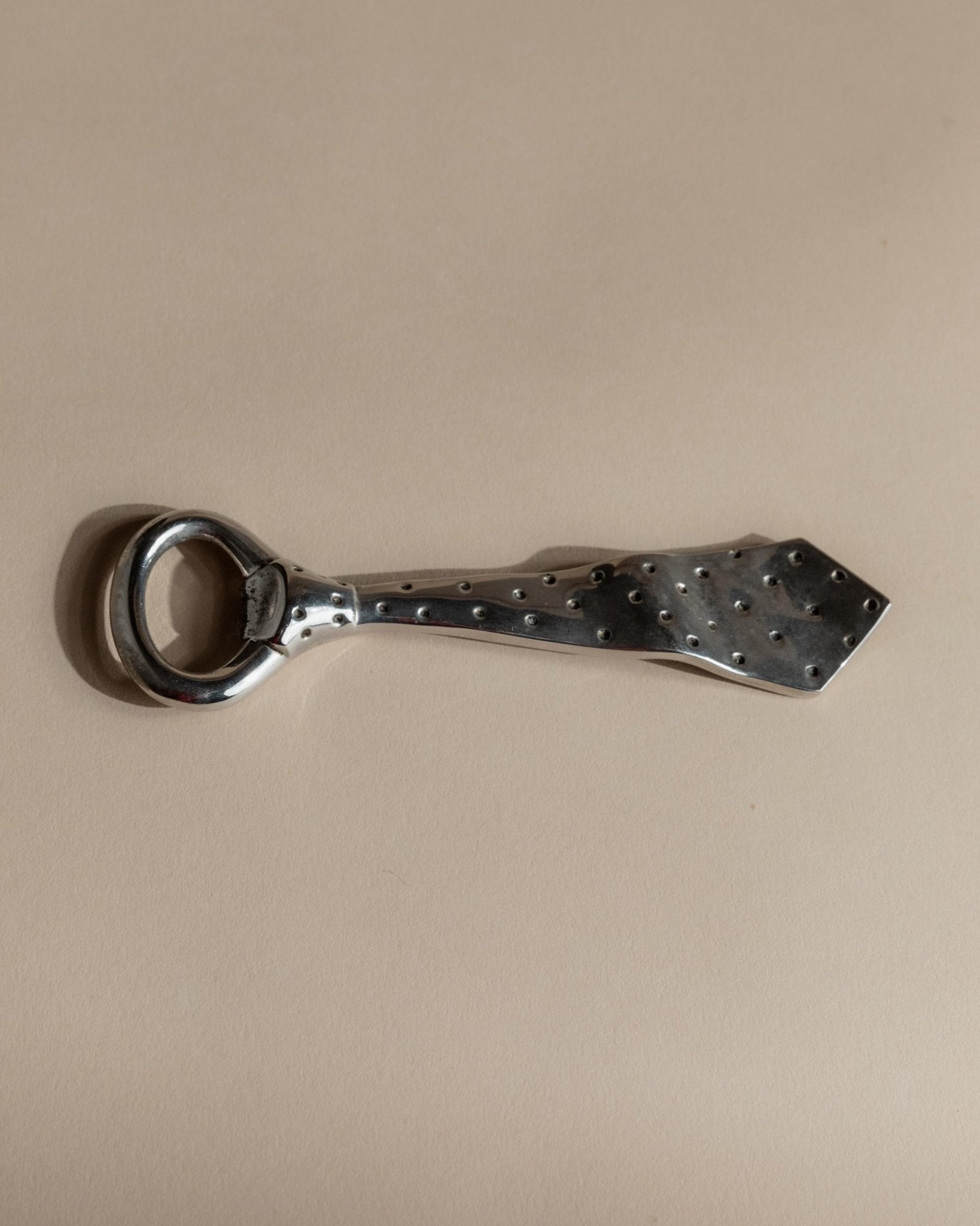 Vintage Flaschenöffner Krawattenform mit Punkten