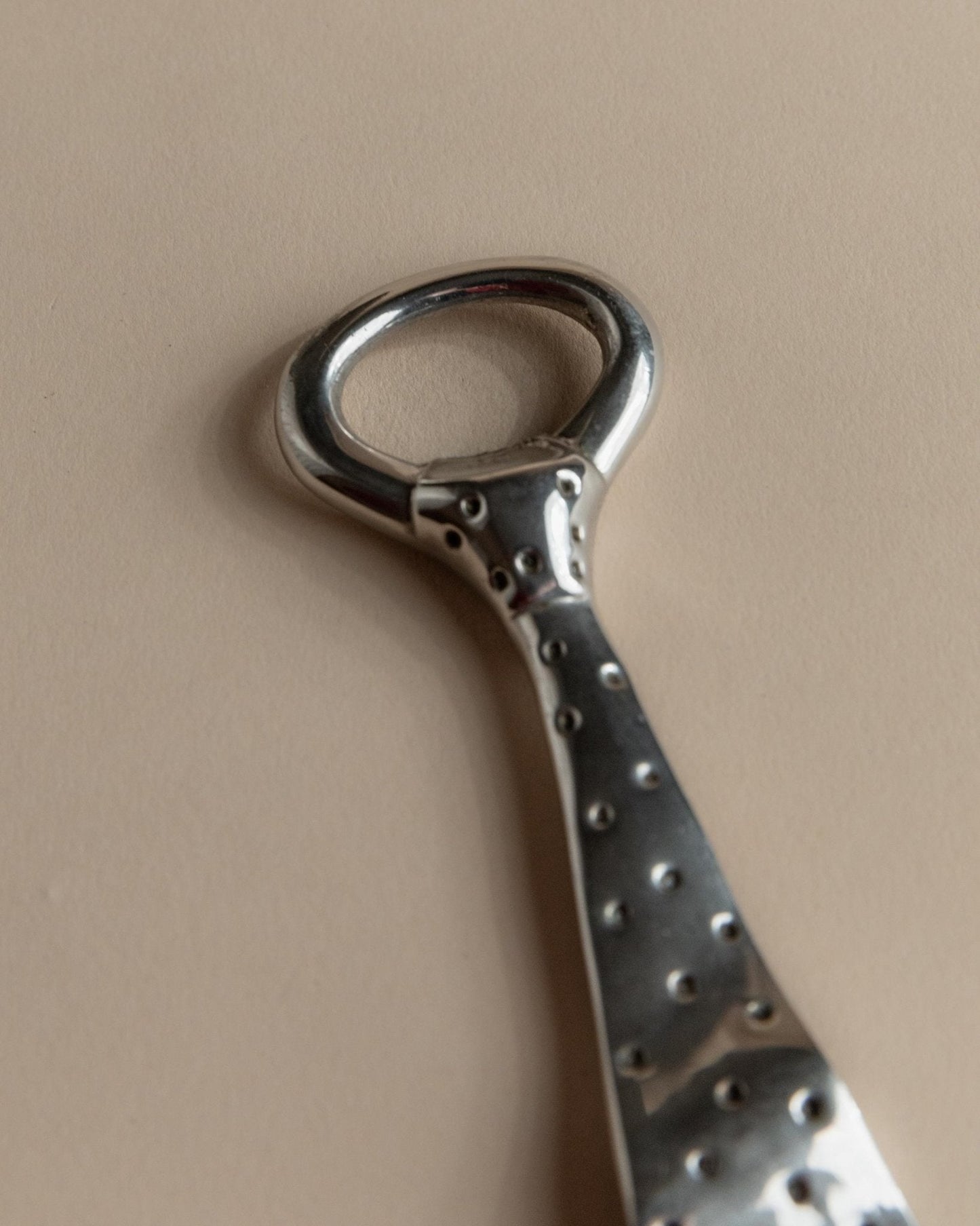 Vintage Flaschenöffner Krawattenform mit Punkten