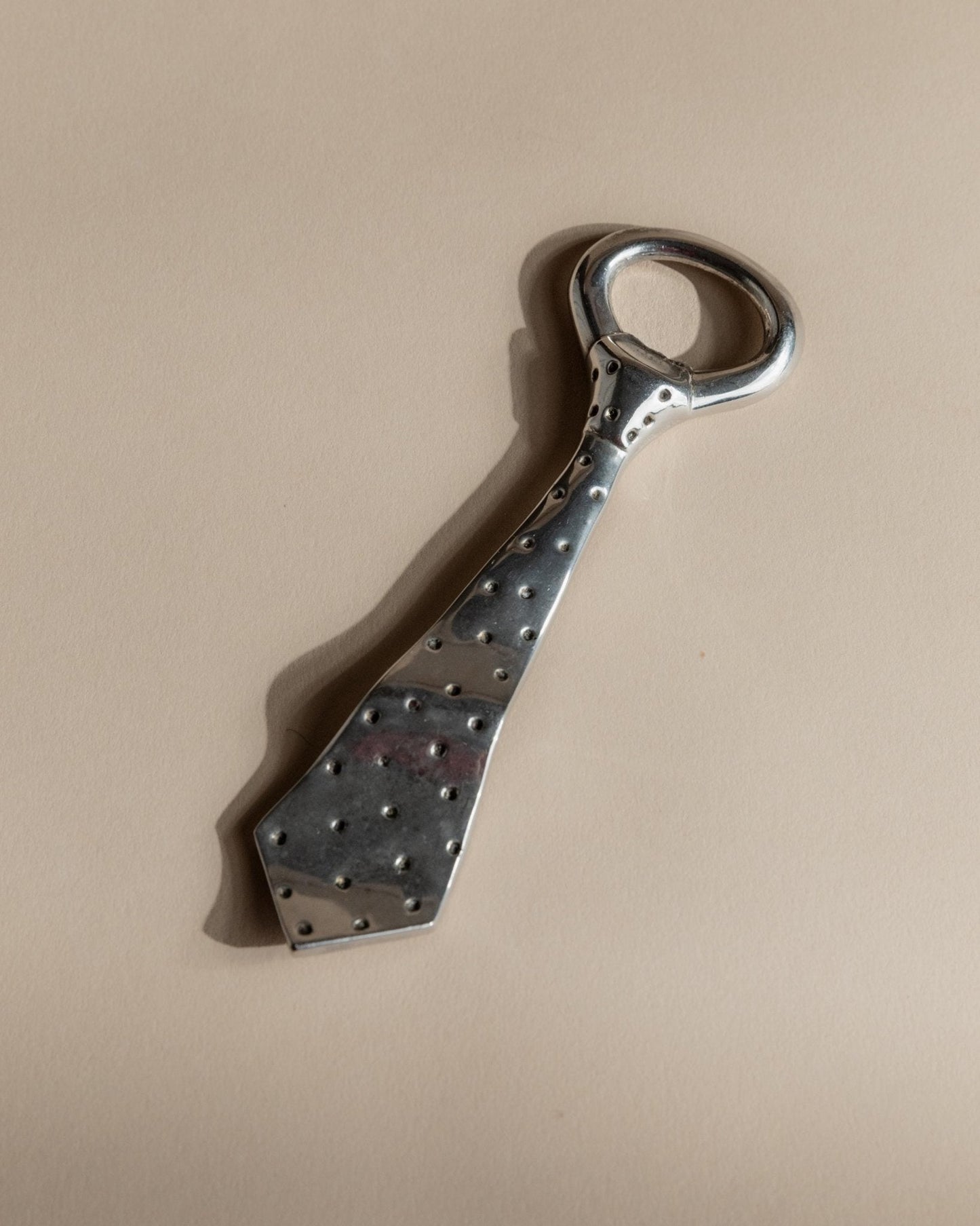 Vintage Flaschenöffner Krawattenform mit Punkten