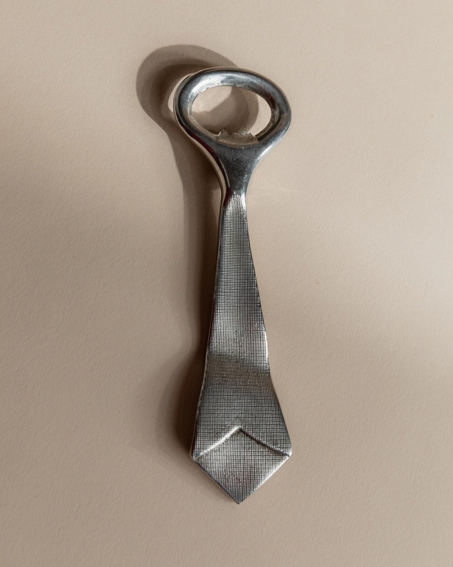 Vintage Flaschenöffner Krawattenform mit Punkten