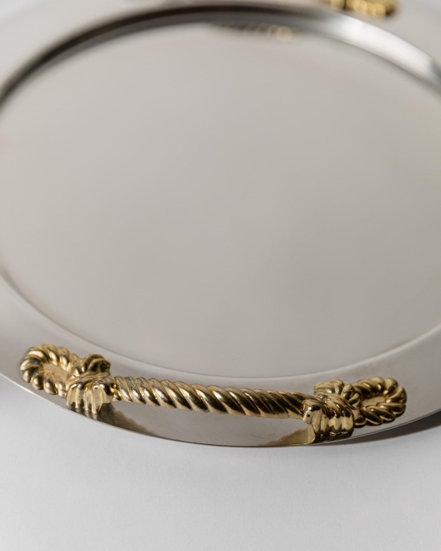 Vintage Tablett rund mit goldenen Griffen von Inoxpran