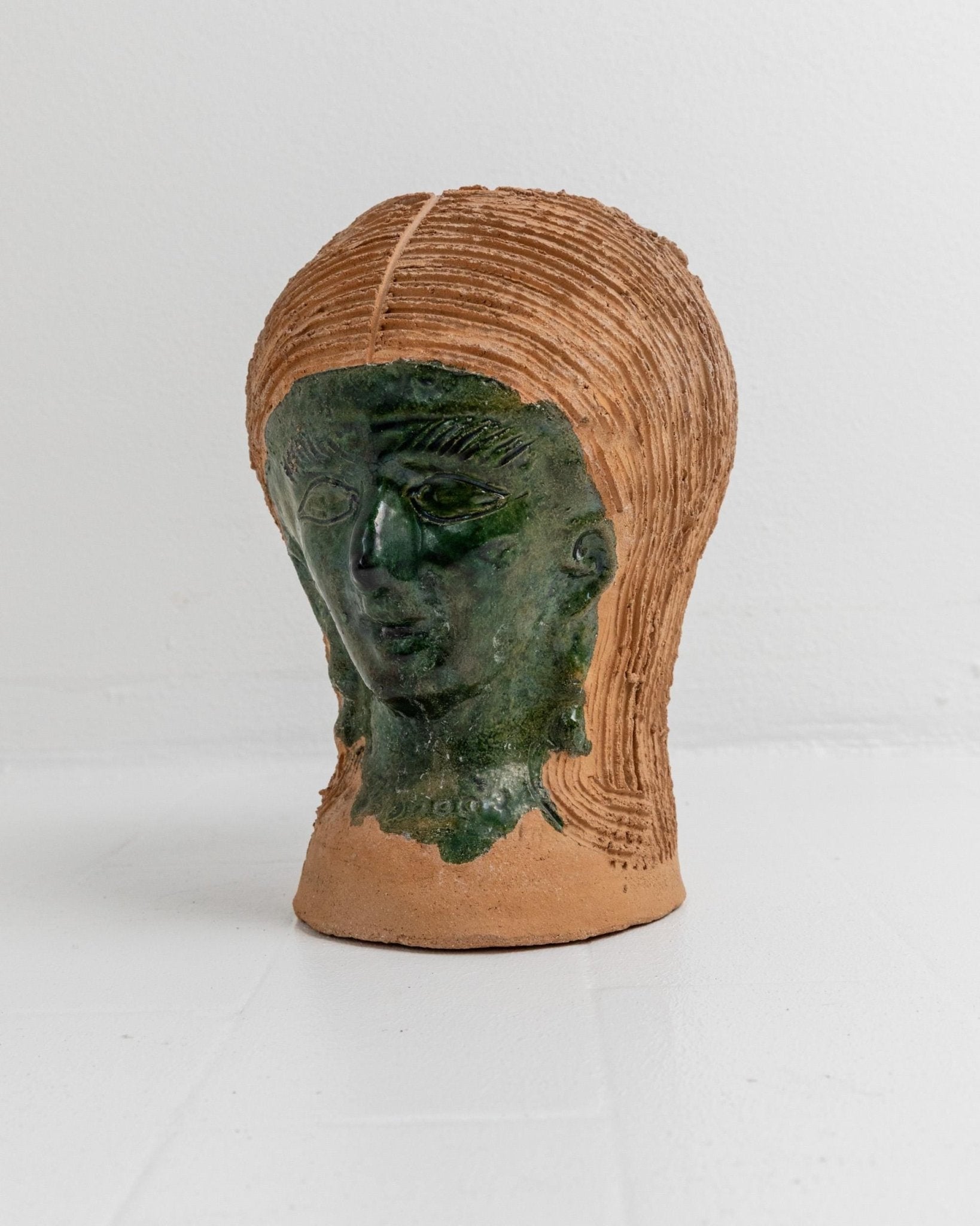 Vintage Studio Pottery Vase, skulpturale Kopfform mit grün glasiertem Gesicht aus Terrakotta