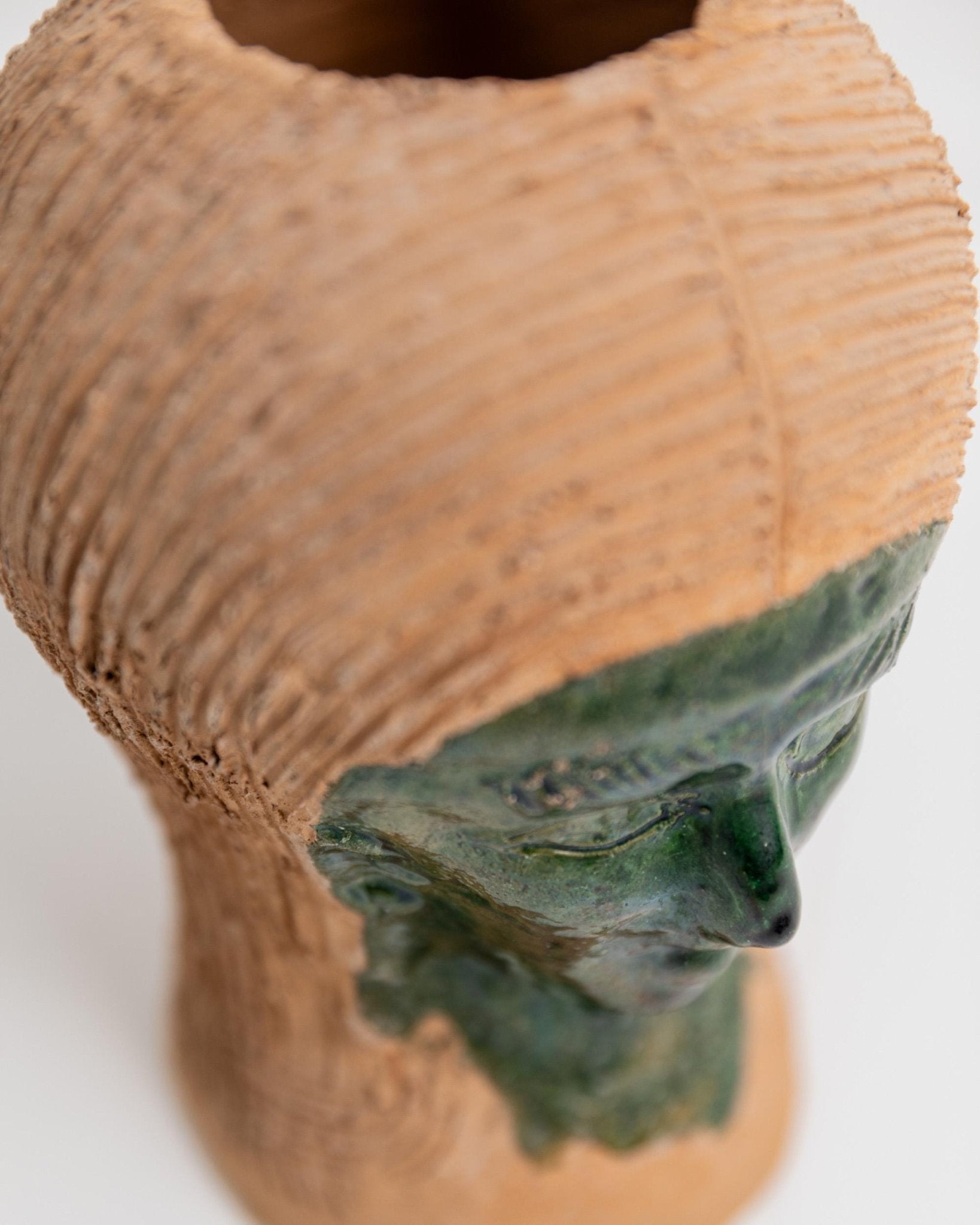 Vintage Studio Pottery Vase, skulpturale Kopfform mit grün glasiertem Gesicht aus Terrakotta