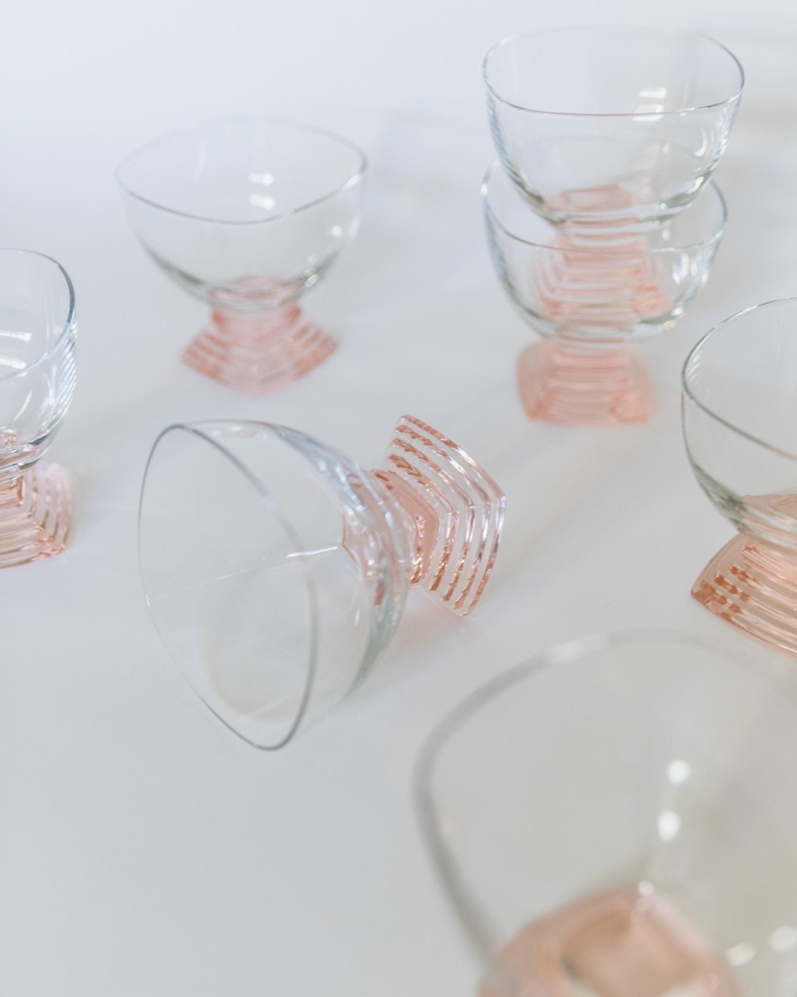 Set von 7 Vintage Weingläser von Bormioli, Klarglas mit rosa abgestuftem Stiel
