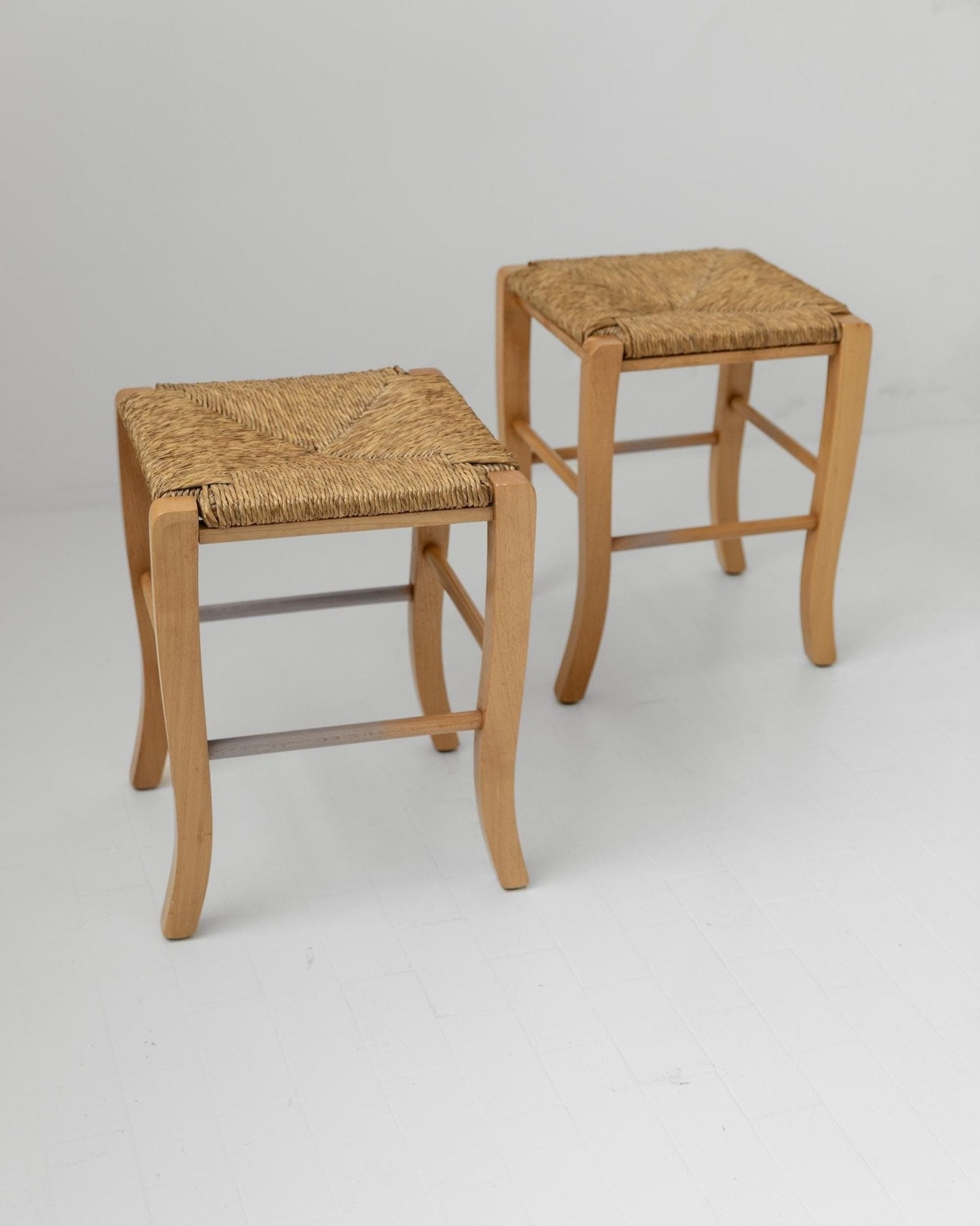 Set von 2 Vintage Holzhocker mit handgeflochtenem Strohsitz und geschwungenen Beinen, 1980er