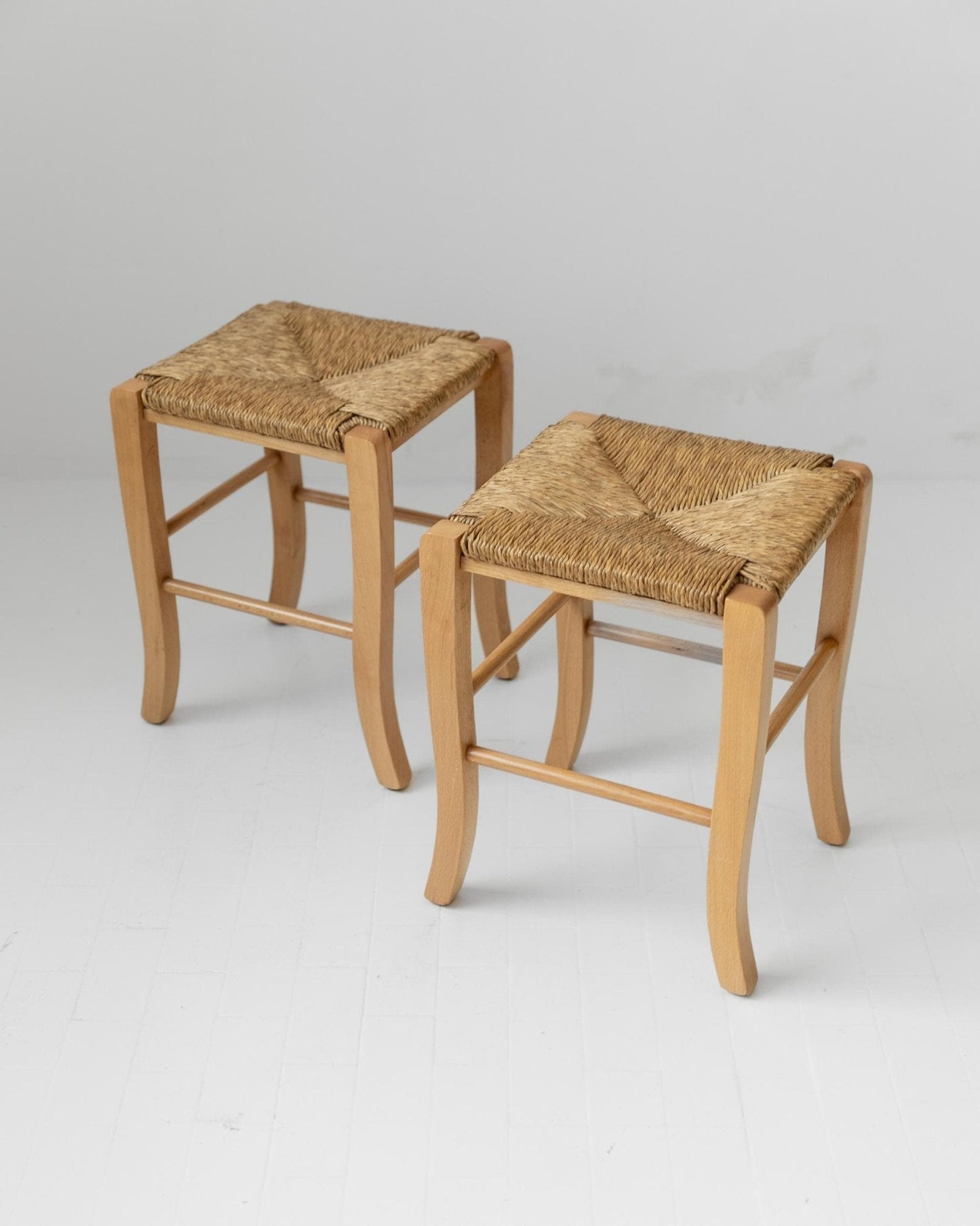 Set von 2 Vintage Holzhocker mit handgeflochtenem Strohsitz und geschwungenen Beinen, 1980er