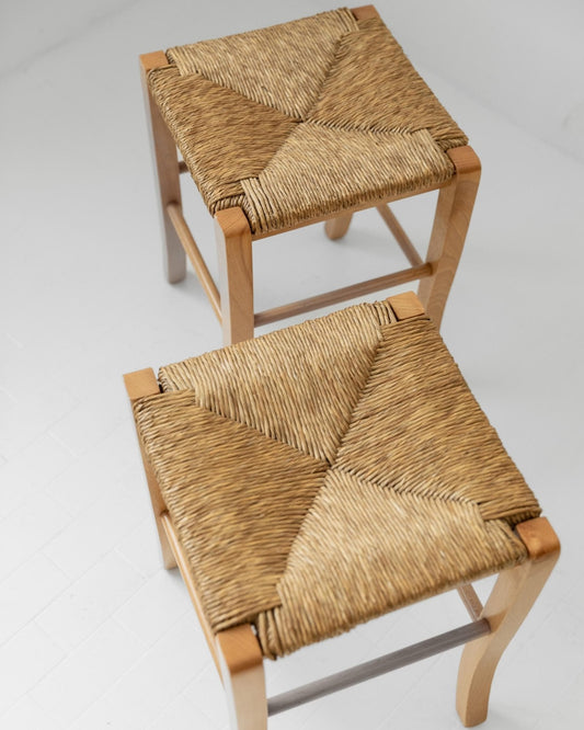 Set von 2 Vintage Holzhocker mit handgeflochtenem Strohsitz und geschwungenen Beinen, 1980er