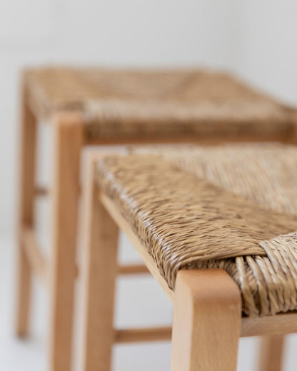 Set von 2 Vintage Holzhocker mit handgeflochtenem Strohsitz und geschwungenen Beinen, 1980er