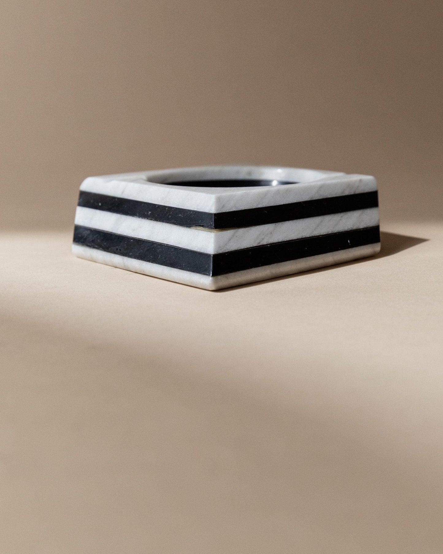 Vintage Aschenbecher Marmor von Italien 1930er gestreift schwarz-weiß optische Illusion