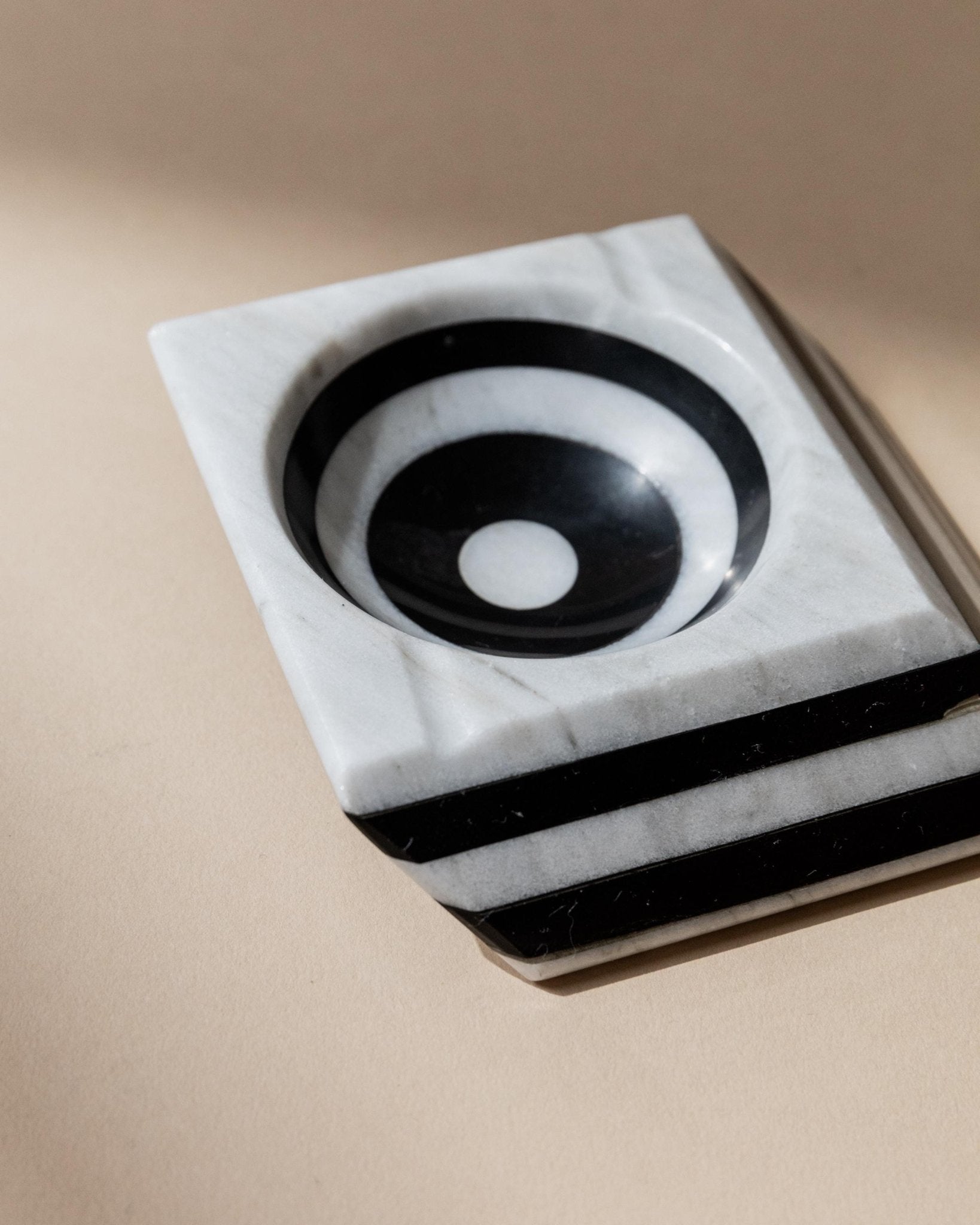 Vintage Aschenbecher Marmor von Italien 1930er gestreift schwarz-weiß optische Illusion