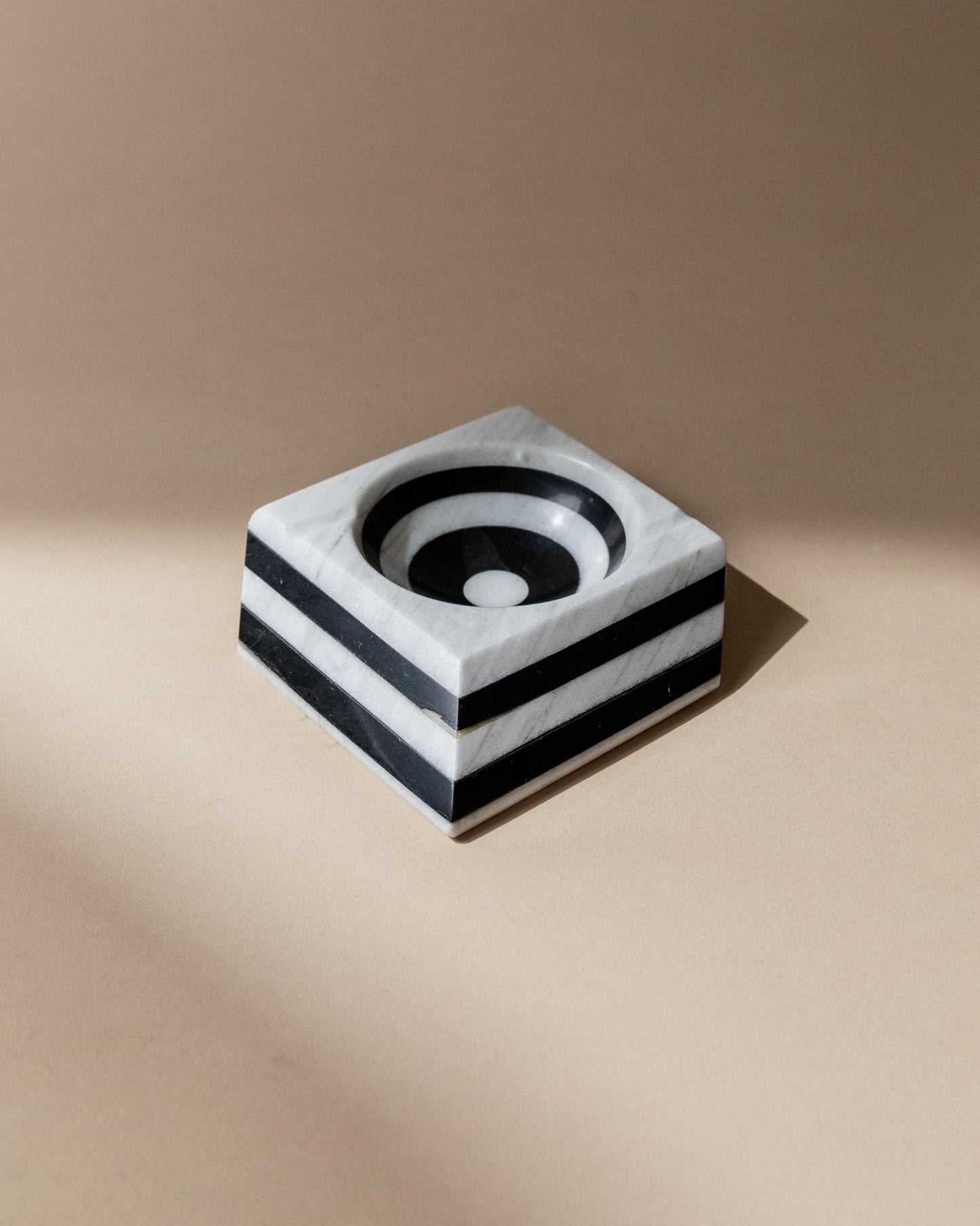 Vintage Aschenbecher Marmor von Italien 1930er gestreift schwarz-weiß optische Illusion