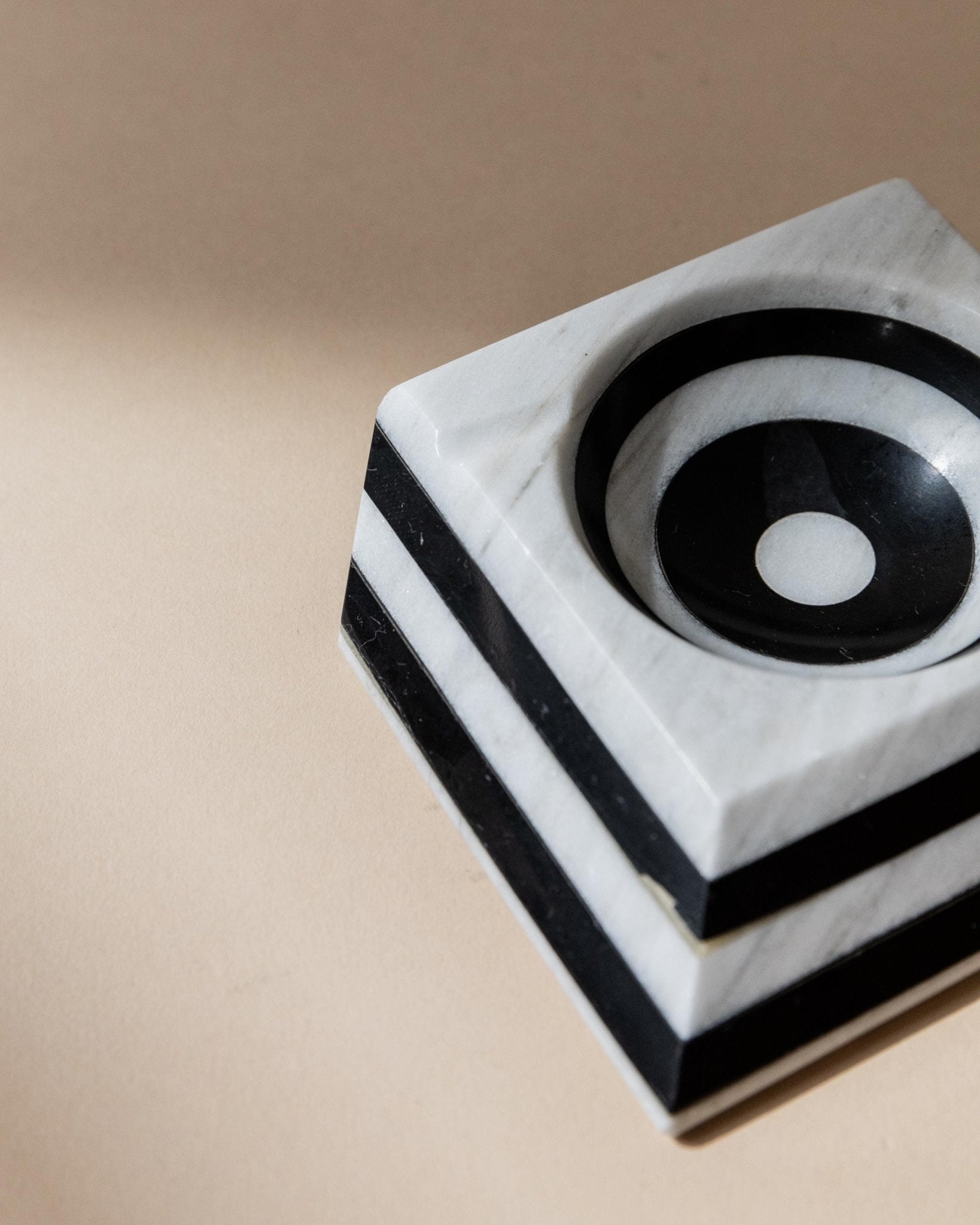 Vintage Aschenbecher Marmor von Italien 1930er gestreift schwarz-weiß optische Illusion