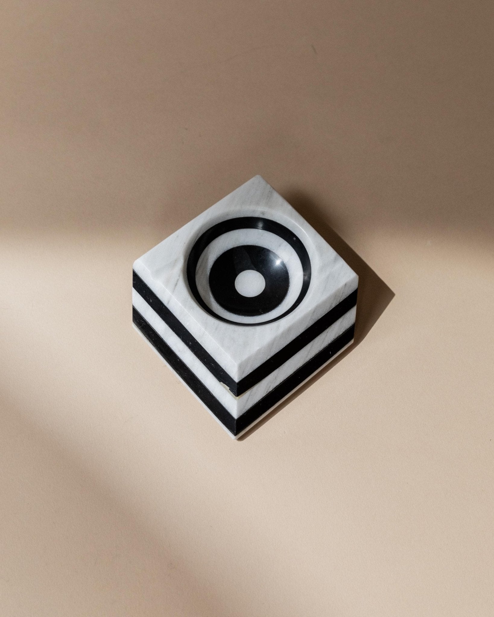 Vintage Aschenbecher Marmor von Italien 1930er gestreift schwarz-weiß optische Illusion