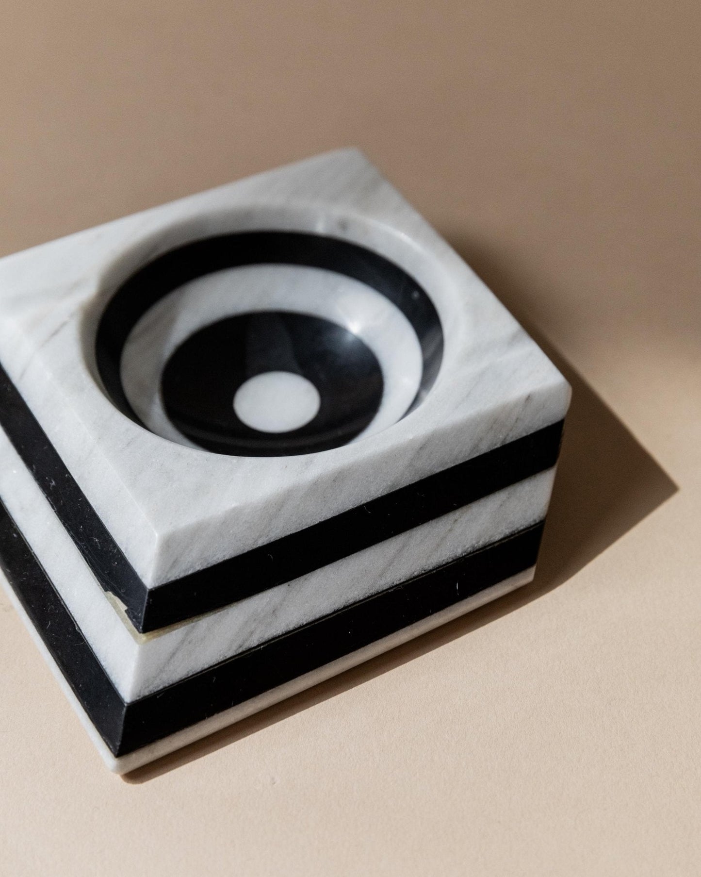 Vintage Aschenbecher Marmor von Italien 1930er gestreift schwarz-weiß optische Illusion