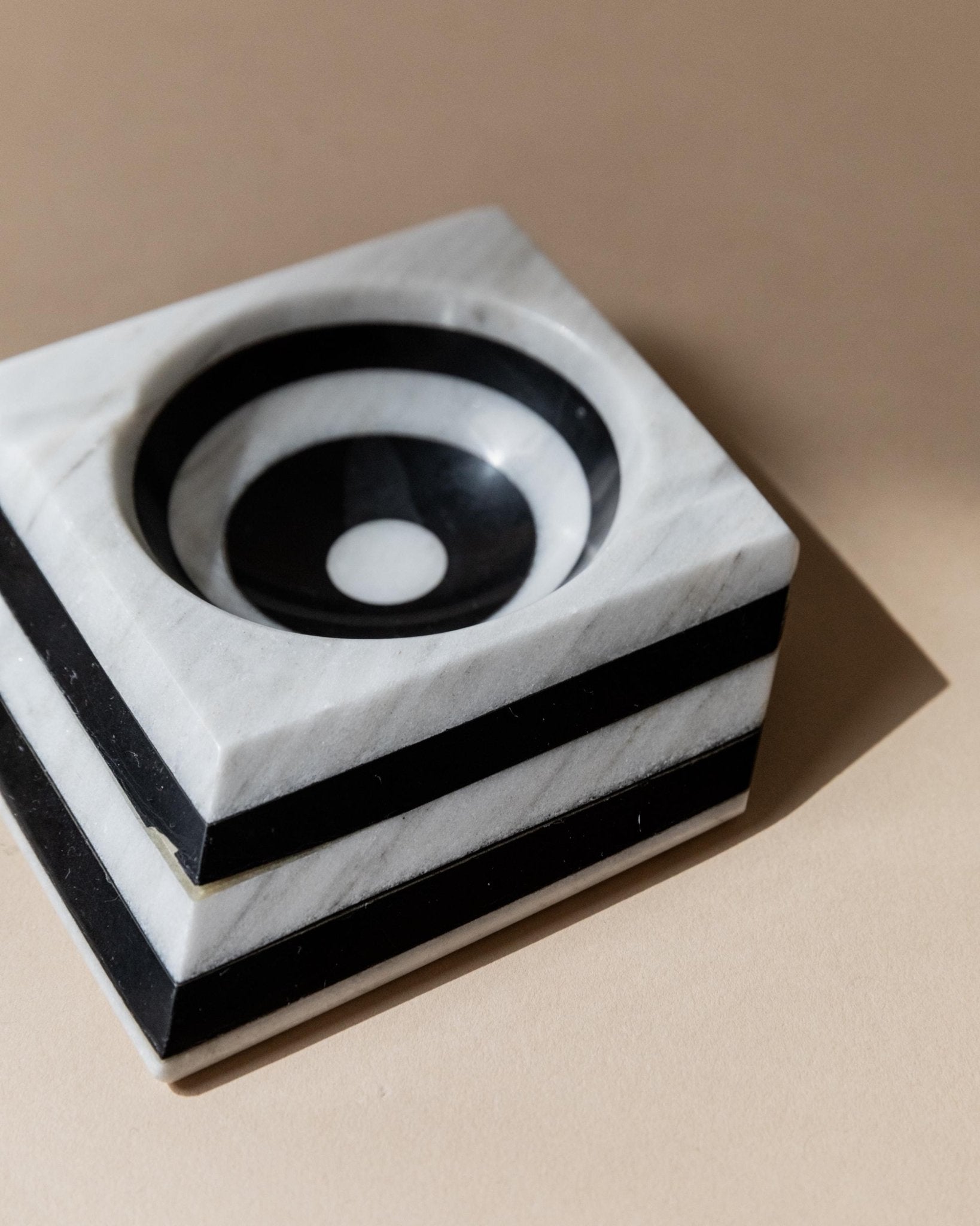 Vintage Aschenbecher Marmor von Italien 1930er gestreift schwarz-weiß optische Illusion