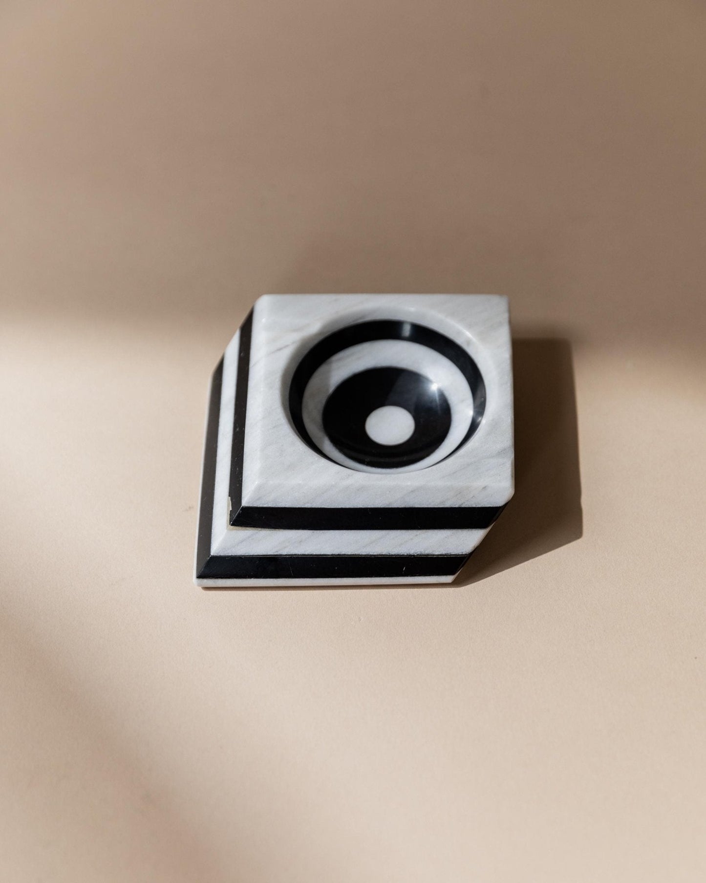 Vintage Aschenbecher Marmor von Italien 1930er gestreift schwarz-weiß optische Illusion