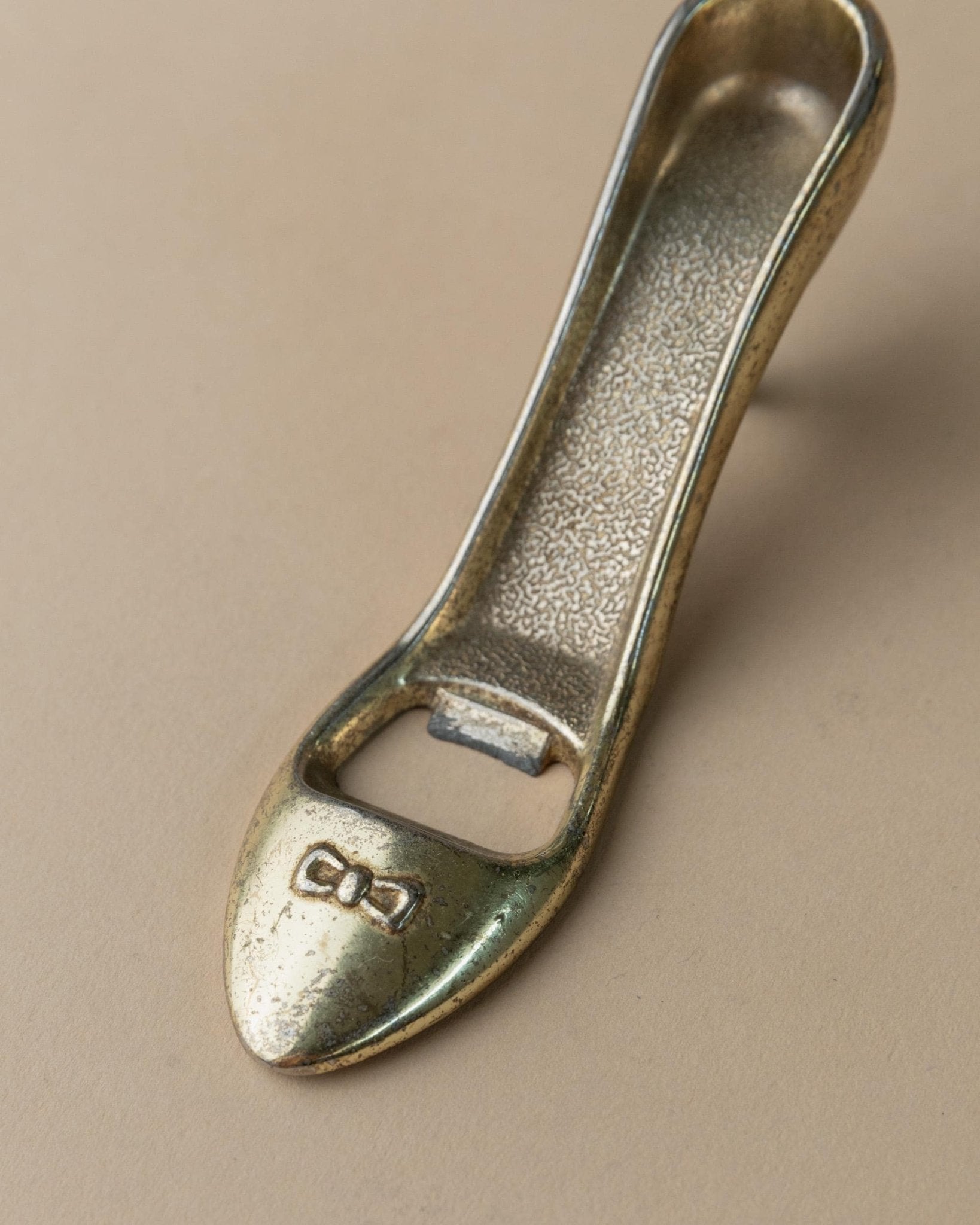 Vintage Flaschenöffner "High Heel" mit Schleife, Messing, Italien 1980er