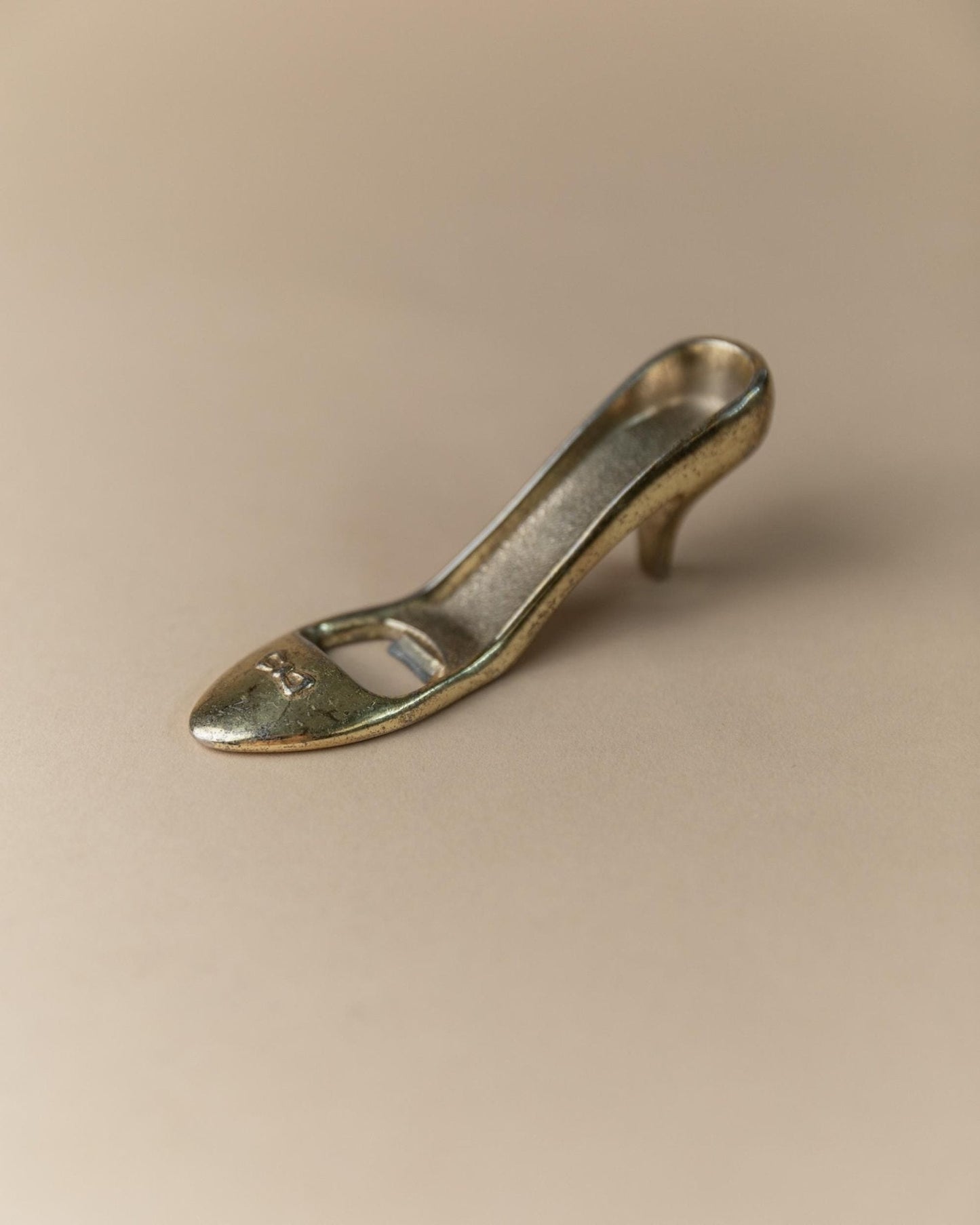 Vintage Flaschenöffner "High Heel" mit Schleife, Messing, Italien 1980er