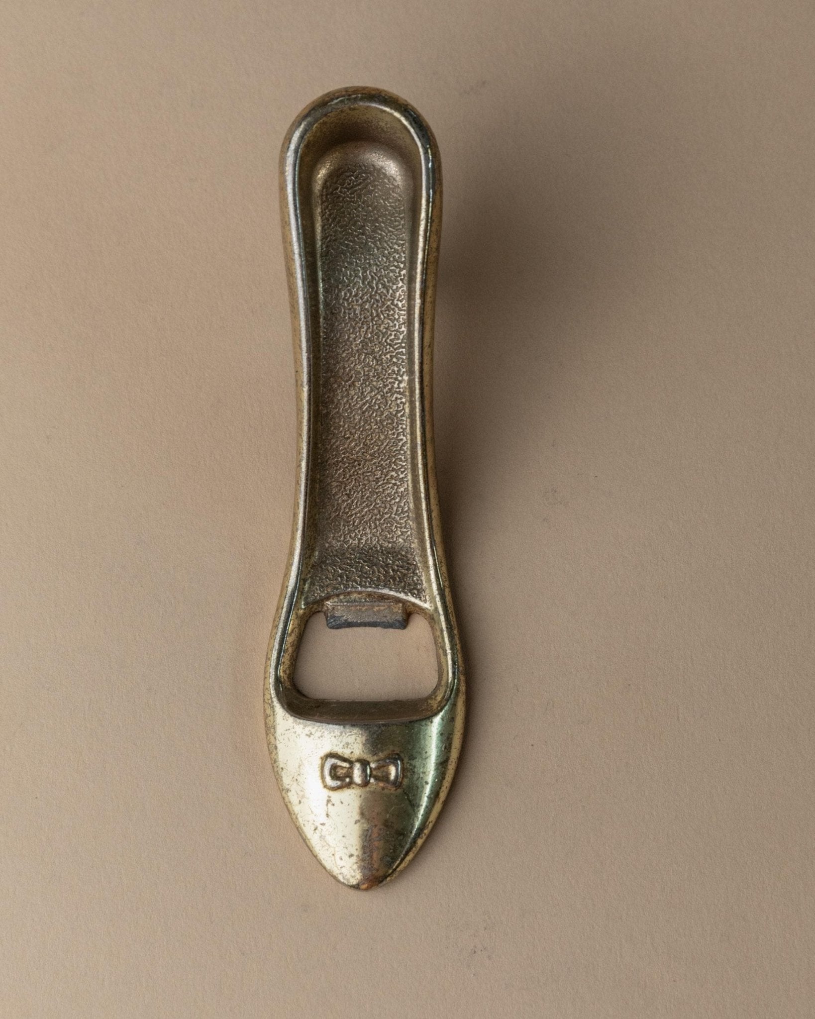 Vintage Flaschenöffner "High Heel" mit Schleife, Messing, Italien 1980er