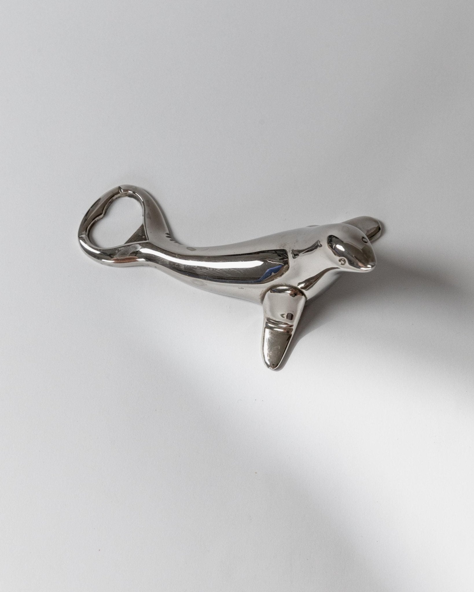 Vintage Flaschenöffner Seehund-Form versilbert von Italien 1960er, elegantes Retro-Barobjekt