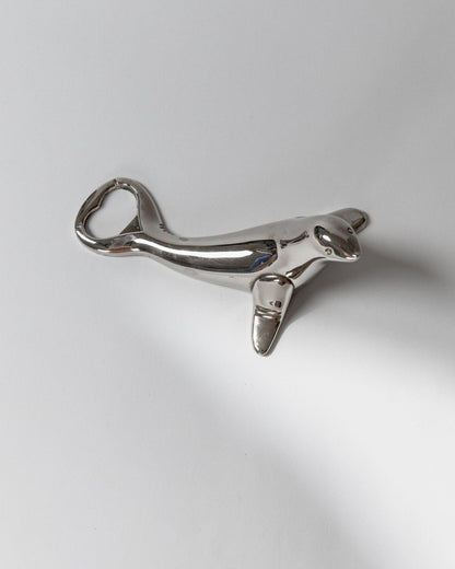Vintage Flaschenöffner Seehund-Form versilbert von Italien 1960er, elegantes Retro-Barobjekt