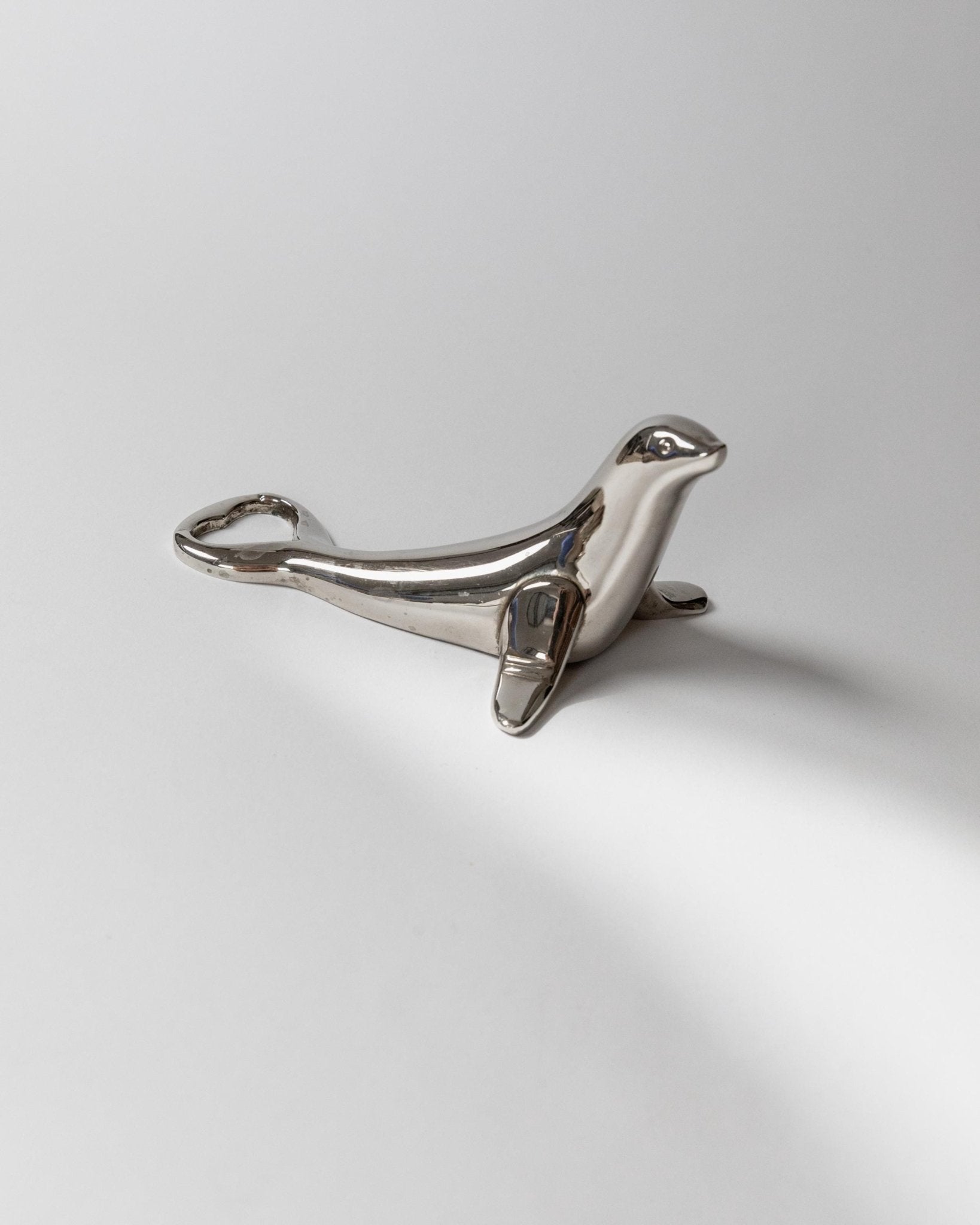 Vintage Flaschenöffner Seehund-Form versilbert von Italien 1960er, elegantes Retro-Barobjekt