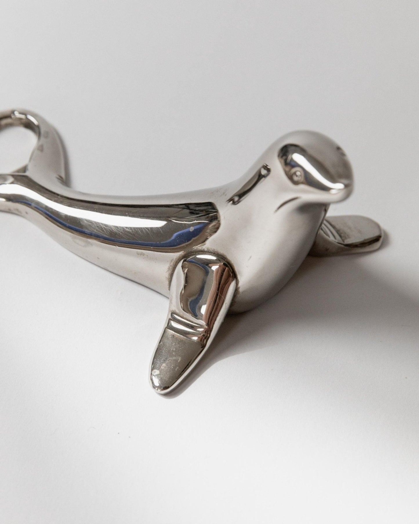 Vintage Flaschenöffner Seehund-Form versilbert von Italien 1960er, elegantes Retro-Barobjekt